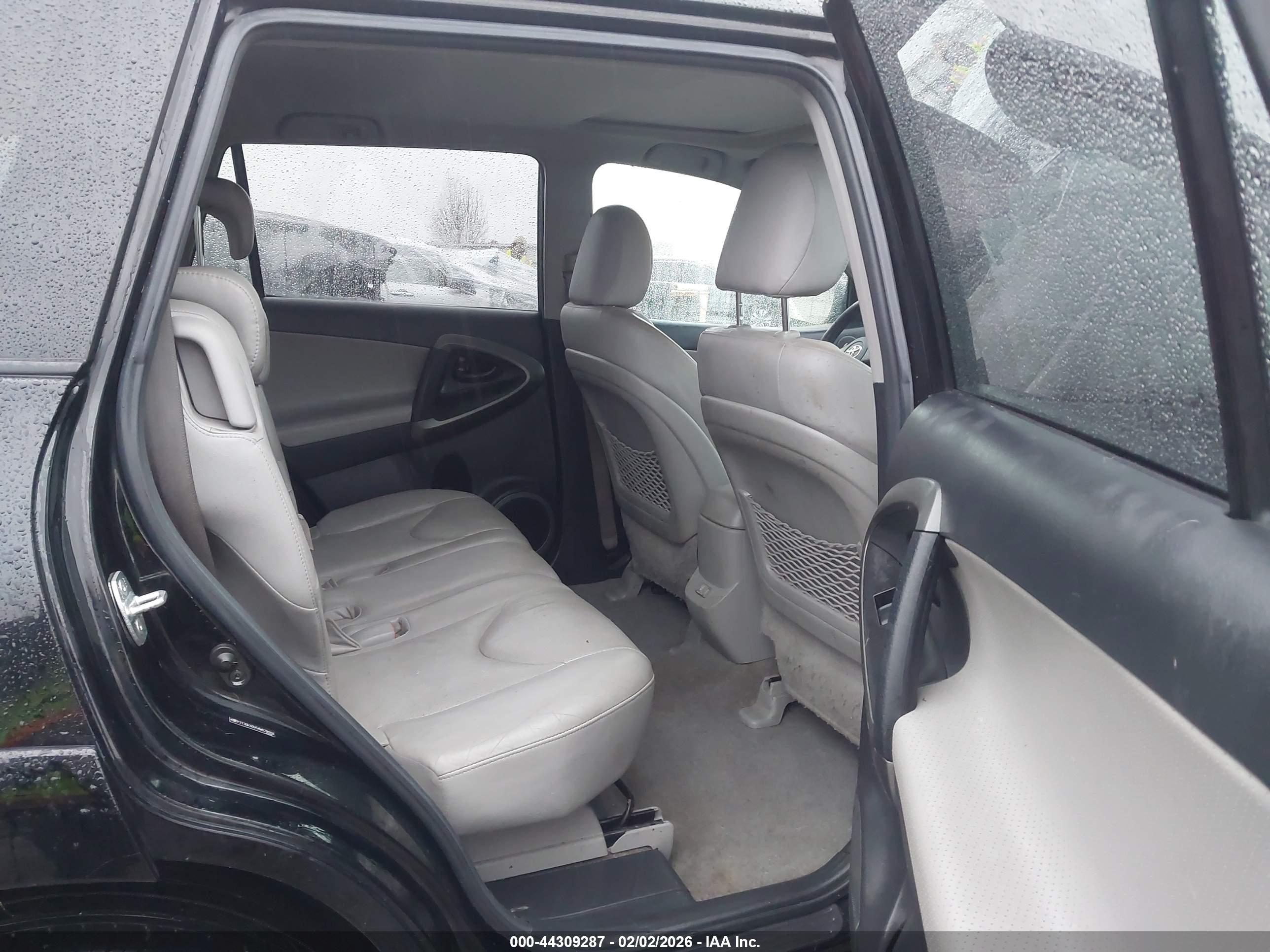 TOYOTA RAV4 image 8