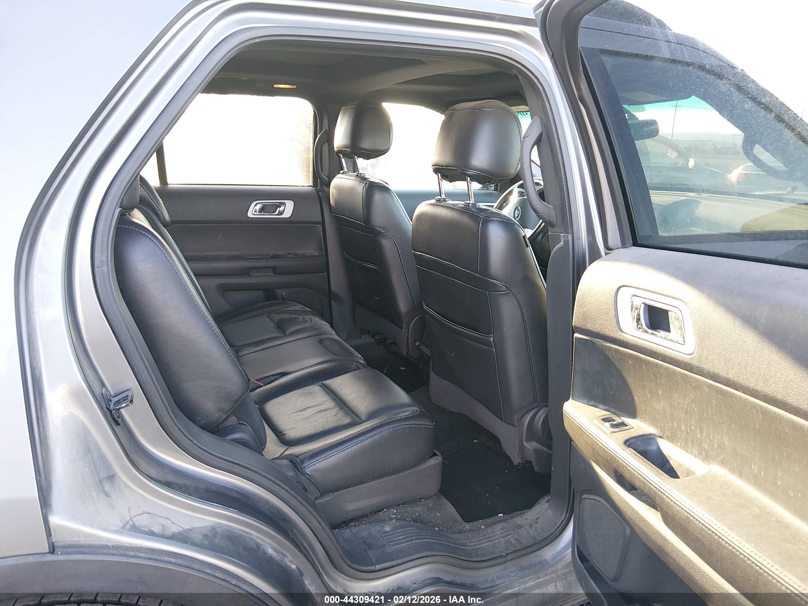 FORD EXPLORER image 8