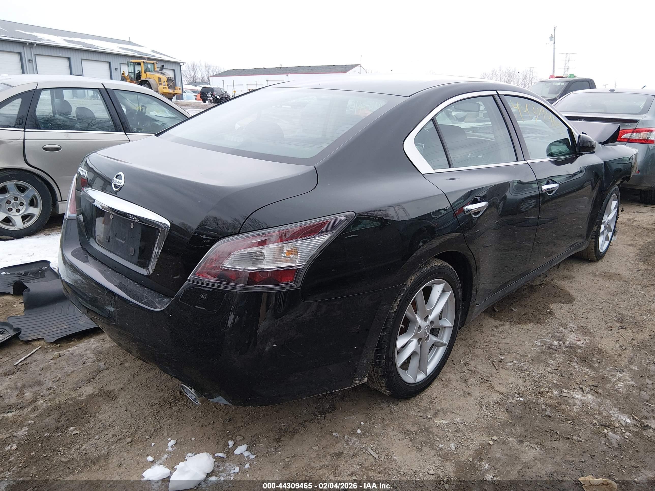 NISSAN MAXIMA image 4
