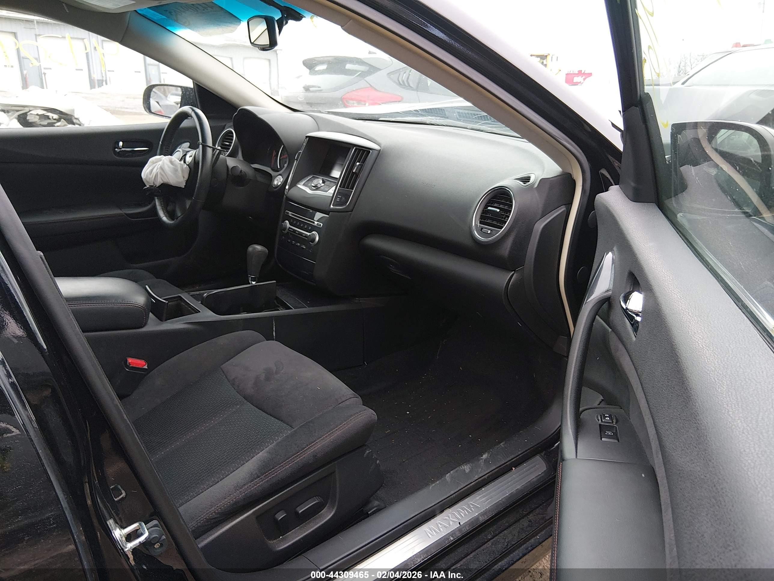 NISSAN MAXIMA image 5