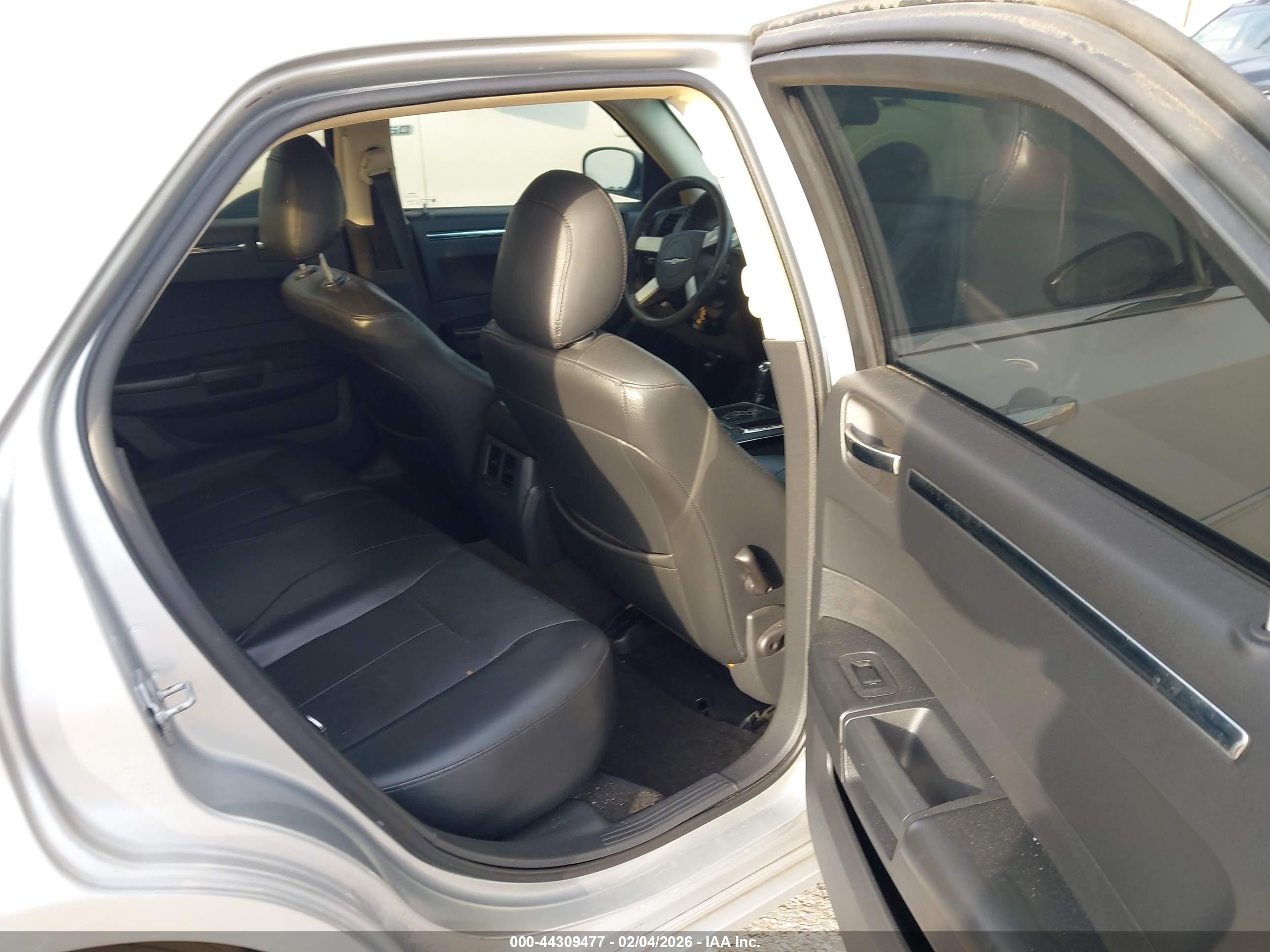CHRYSLER 300 image 8