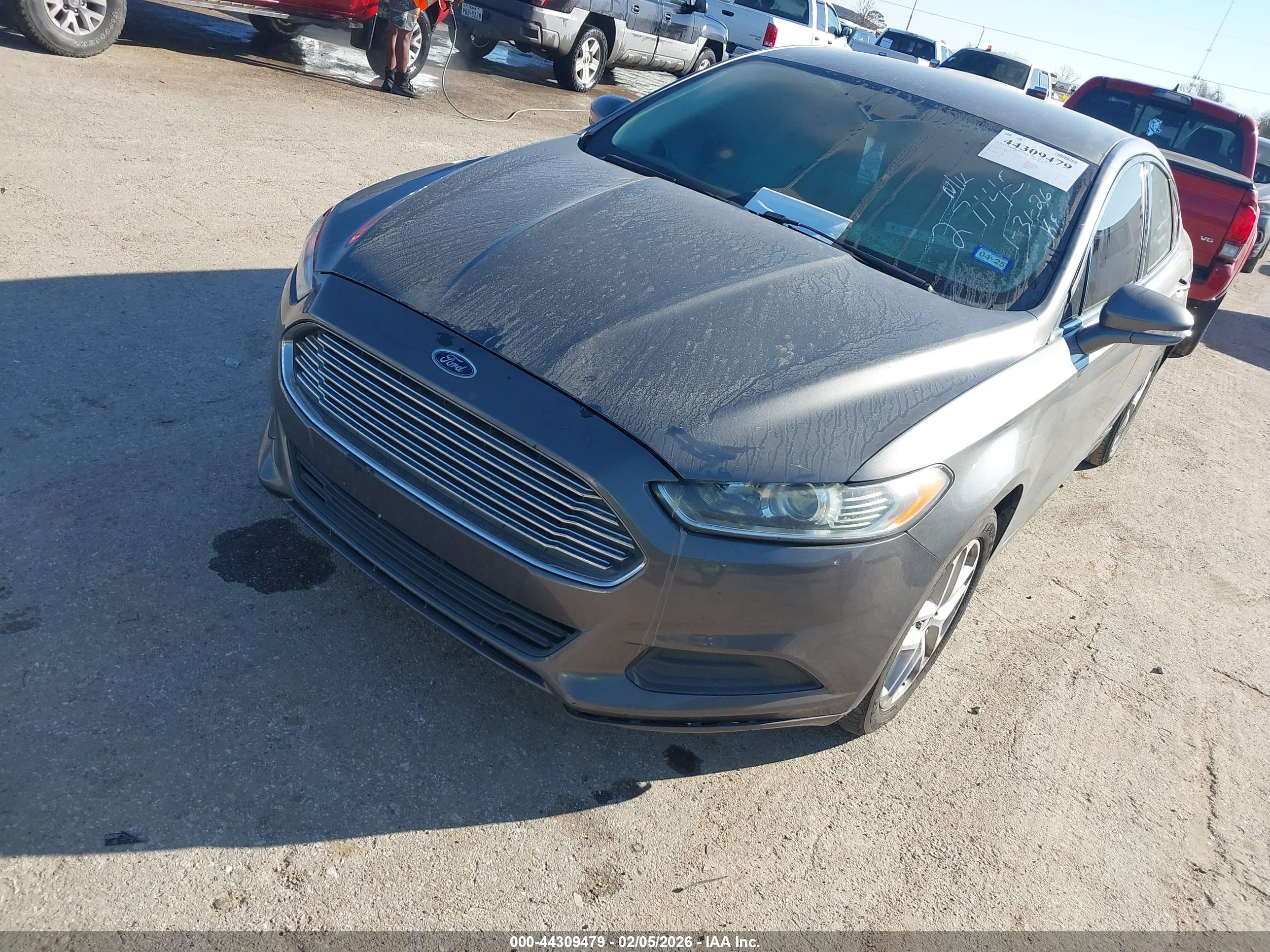 FORD FUSION image 2