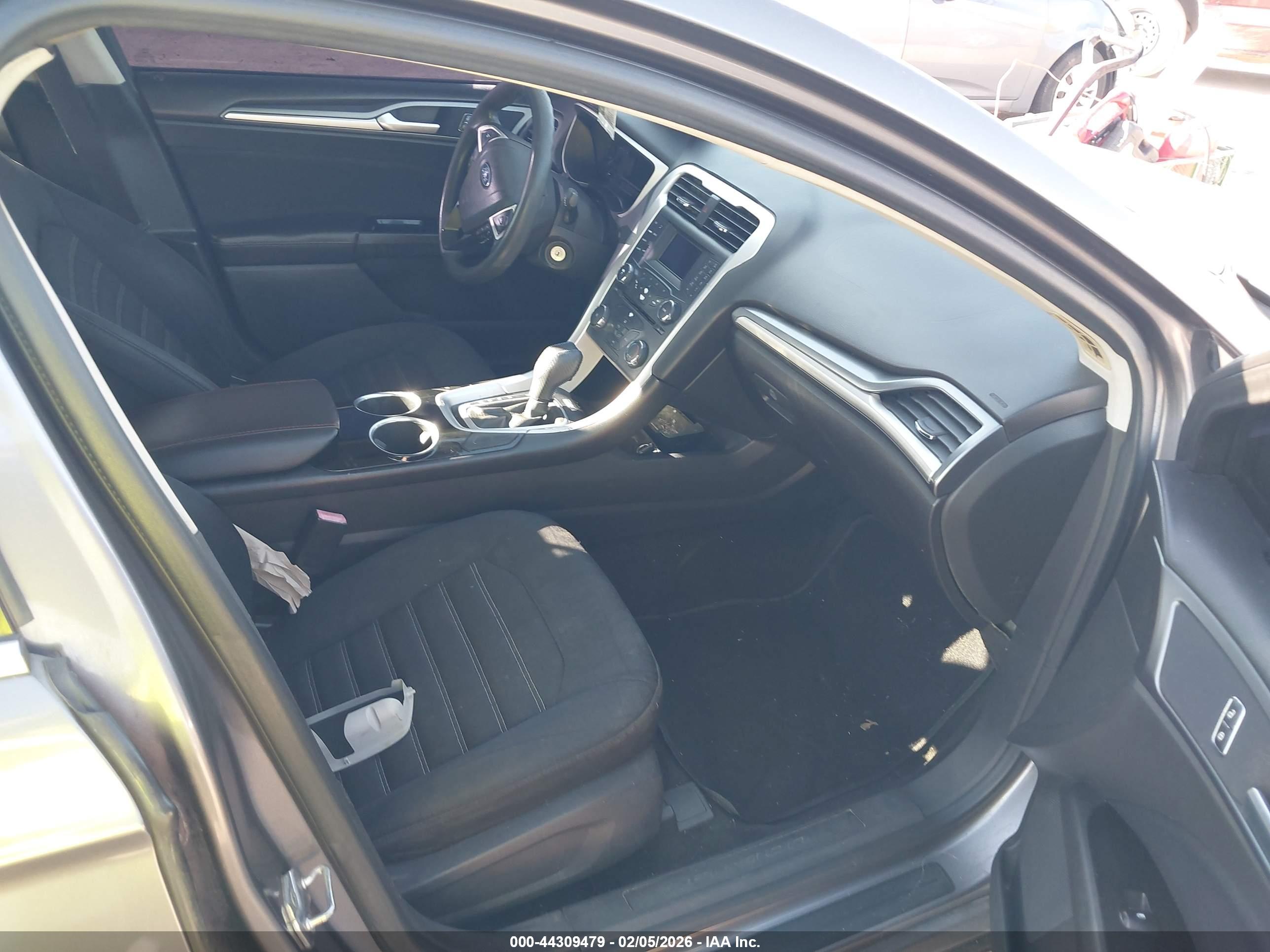 FORD FUSION image 5