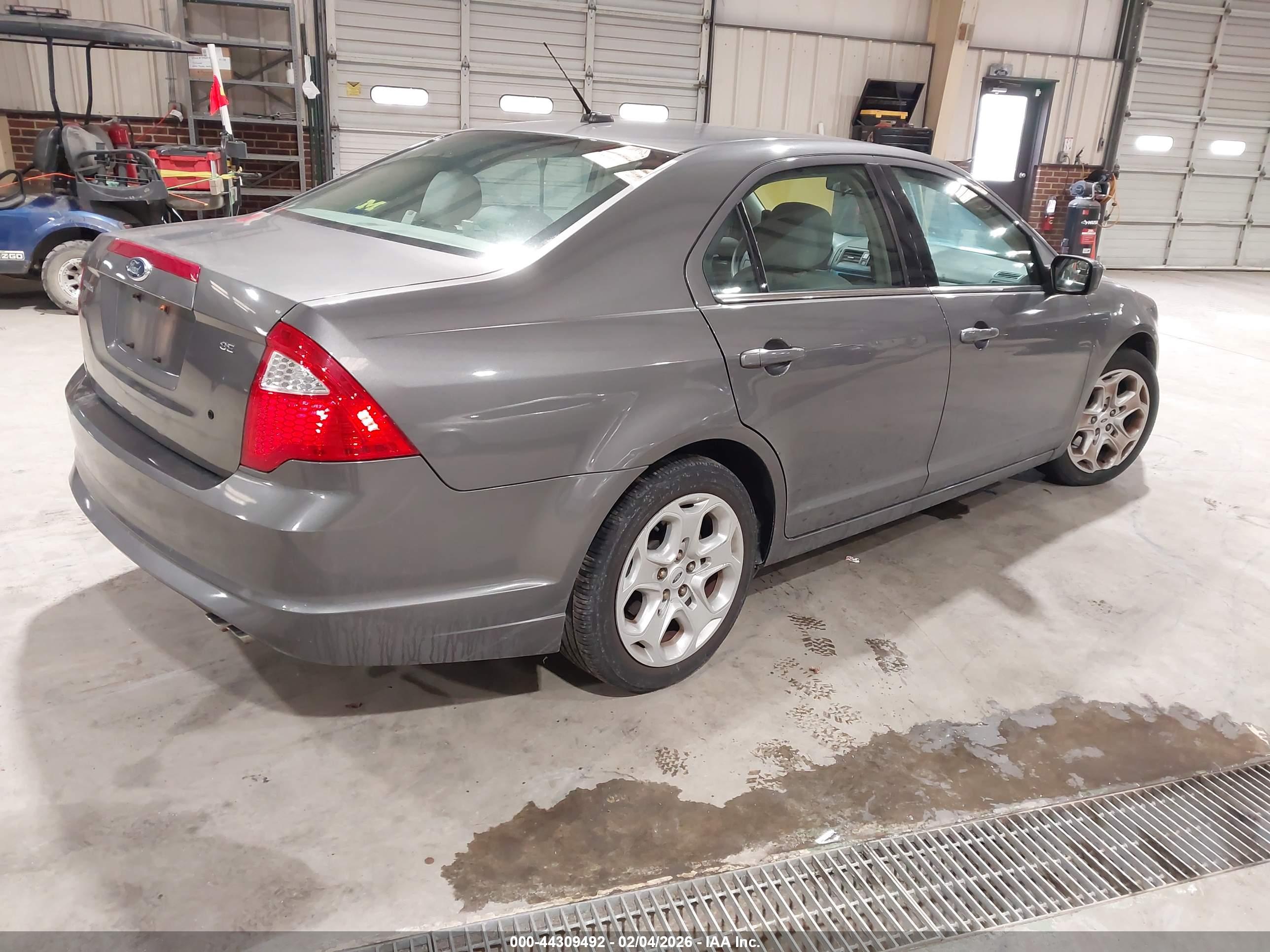 FORD FUSION image 4