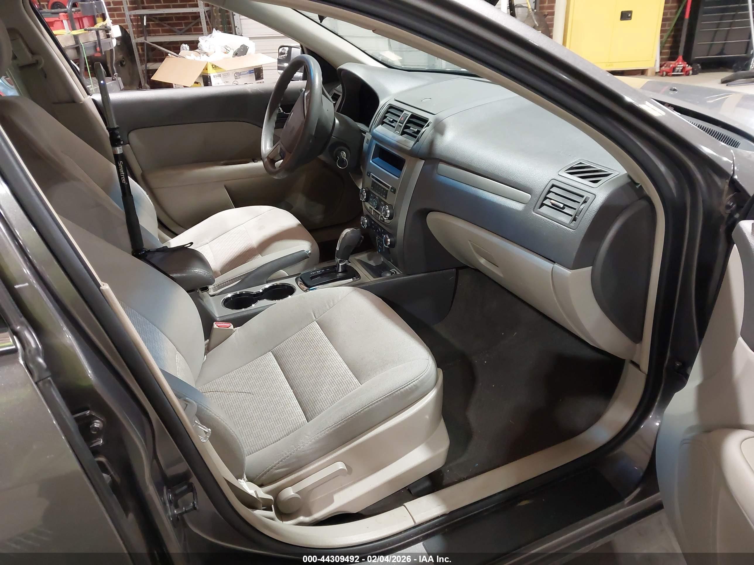 FORD FUSION image 5