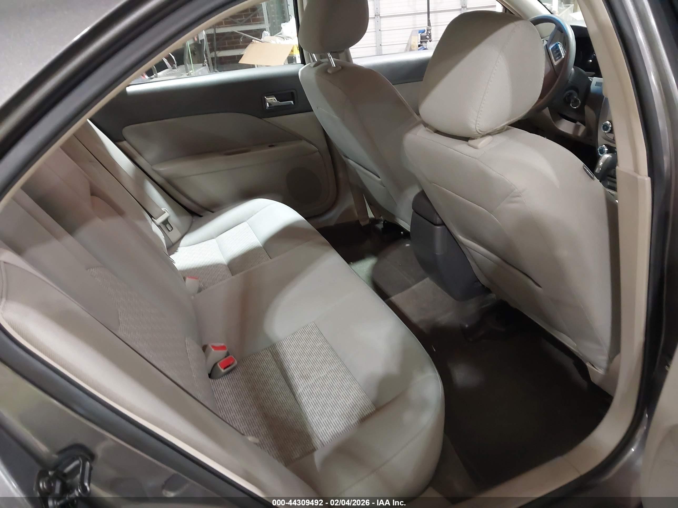 FORD FUSION image 8