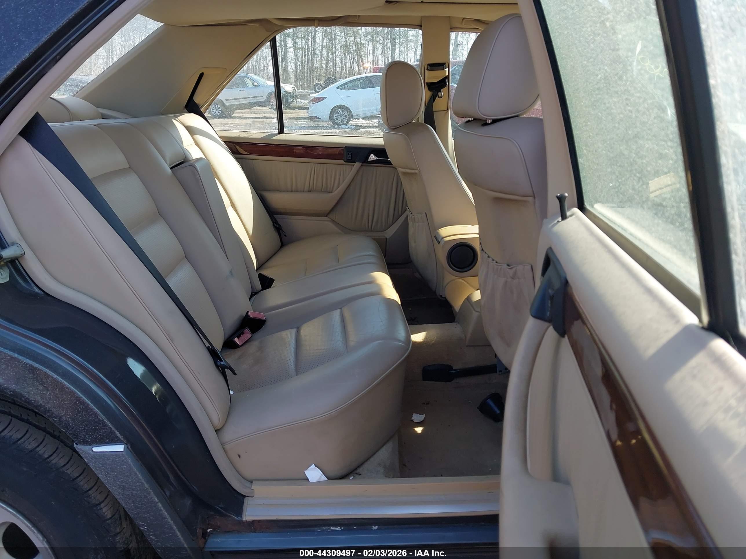 MERCEDES-BENZ E image 8