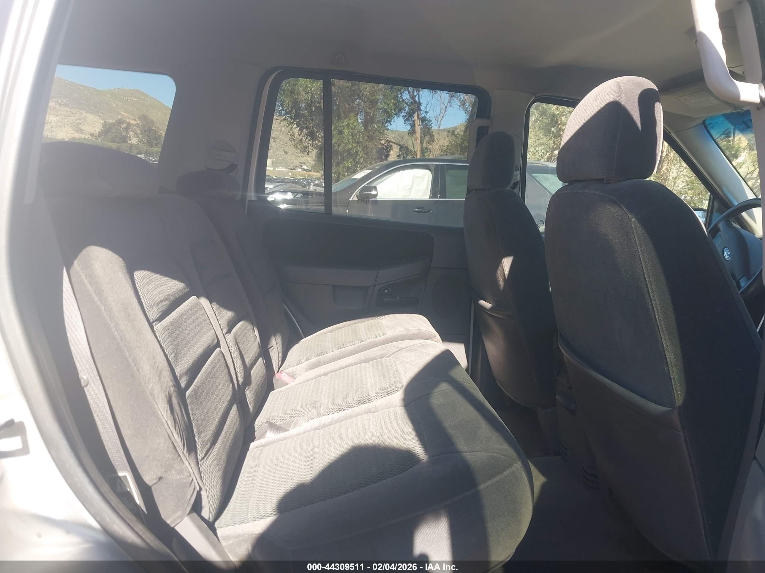 FORD EXPLORER image 8