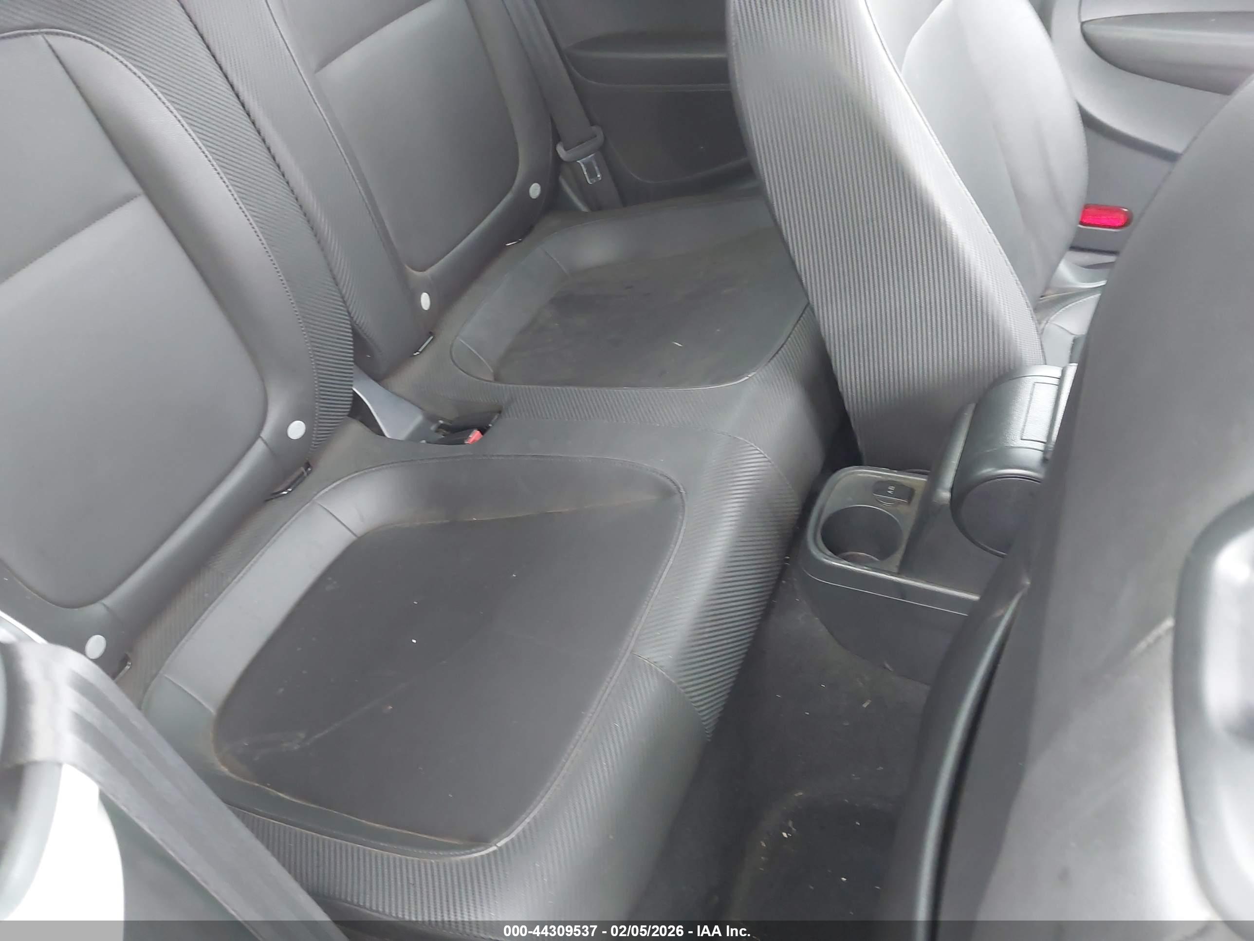 VOLKSWAGEN BEETLE image 8