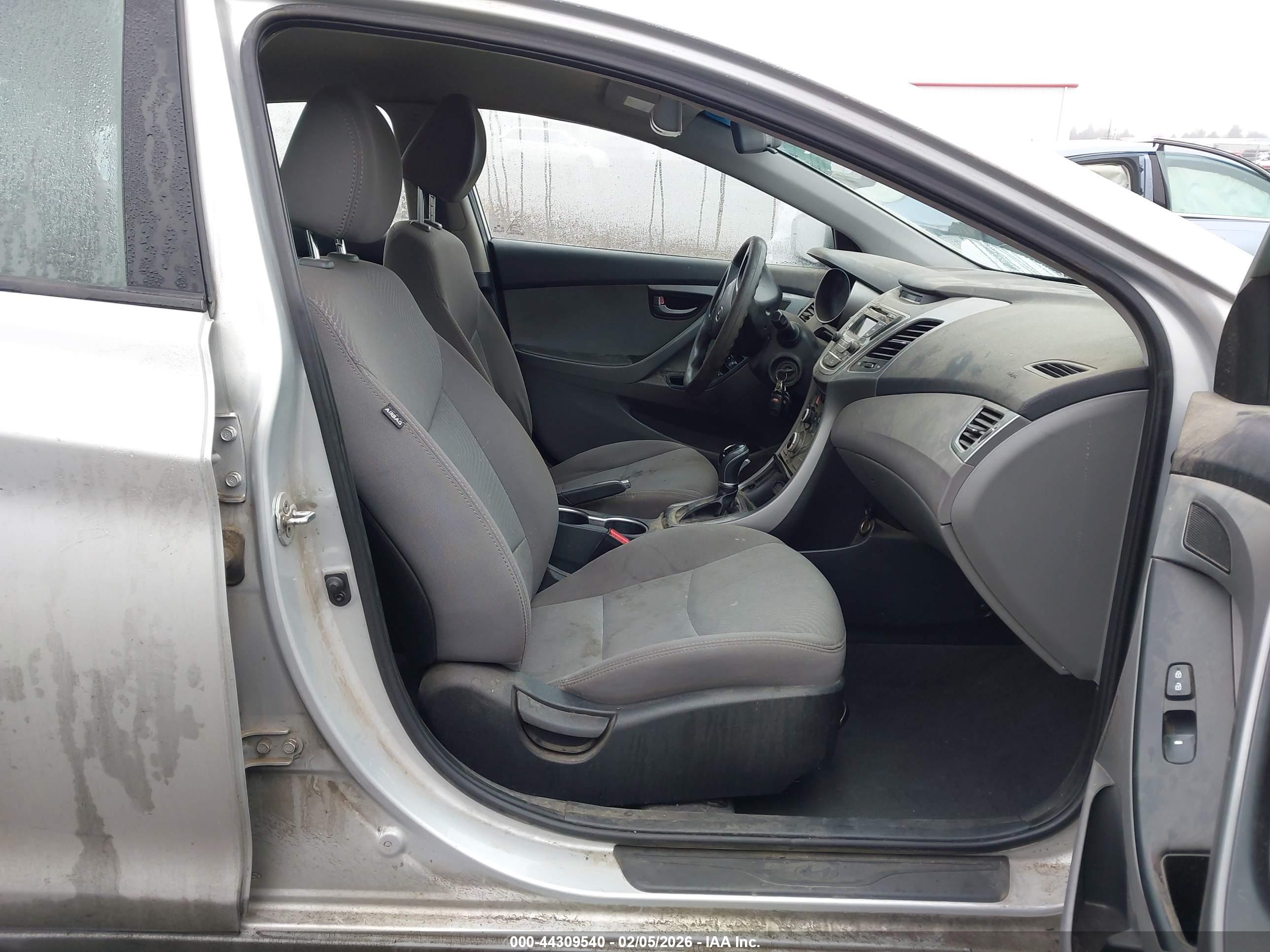 HYUNDAI ELANTRA image 5
