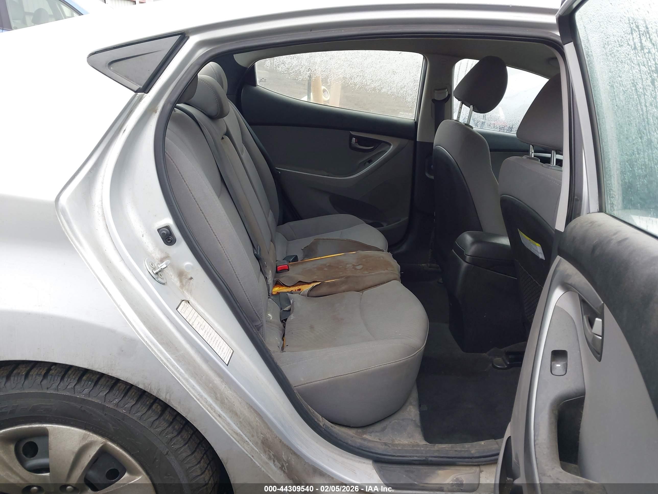 HYUNDAI ELANTRA image 8