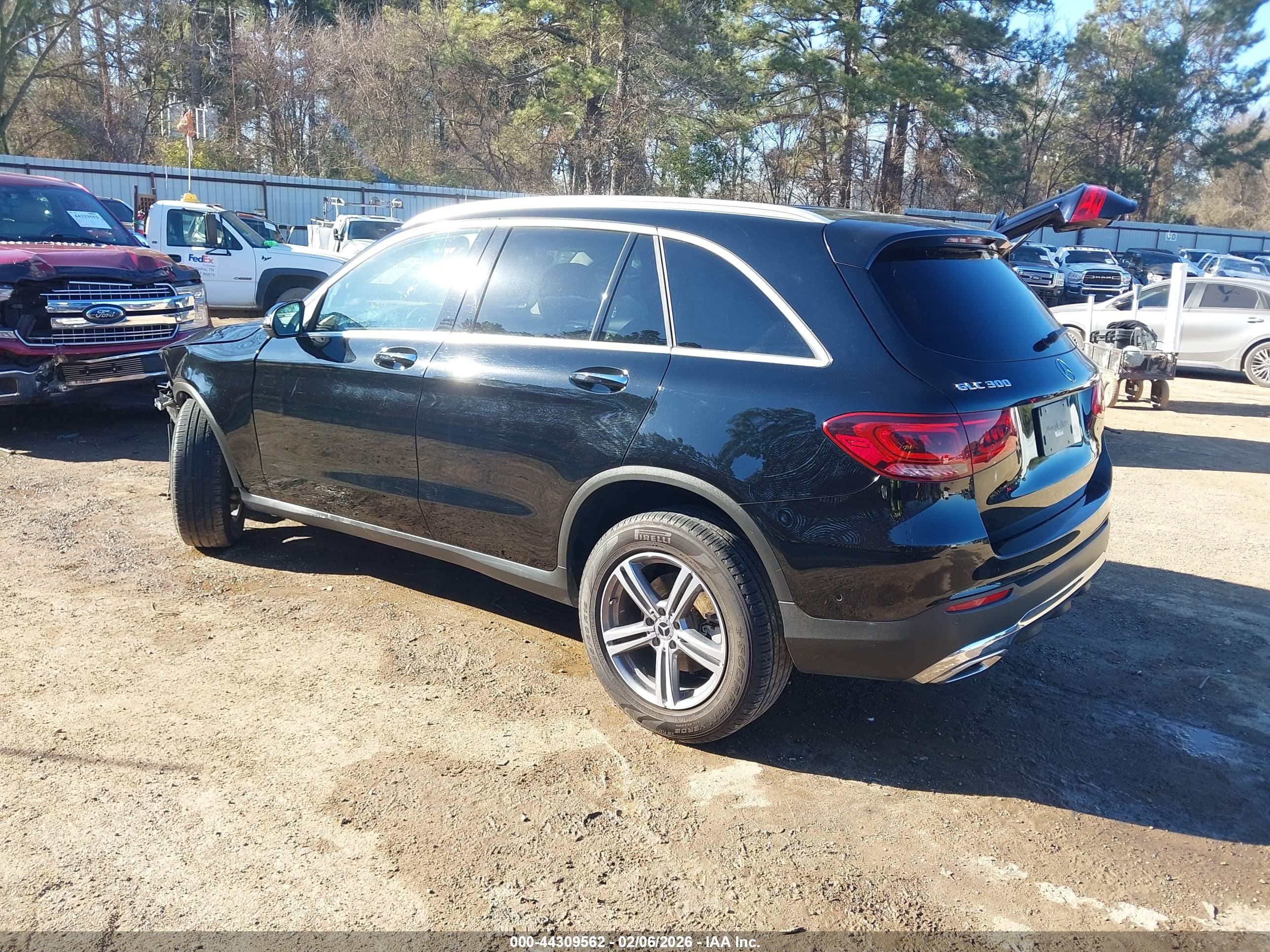 MERCEDES-BENZ GLC image 3