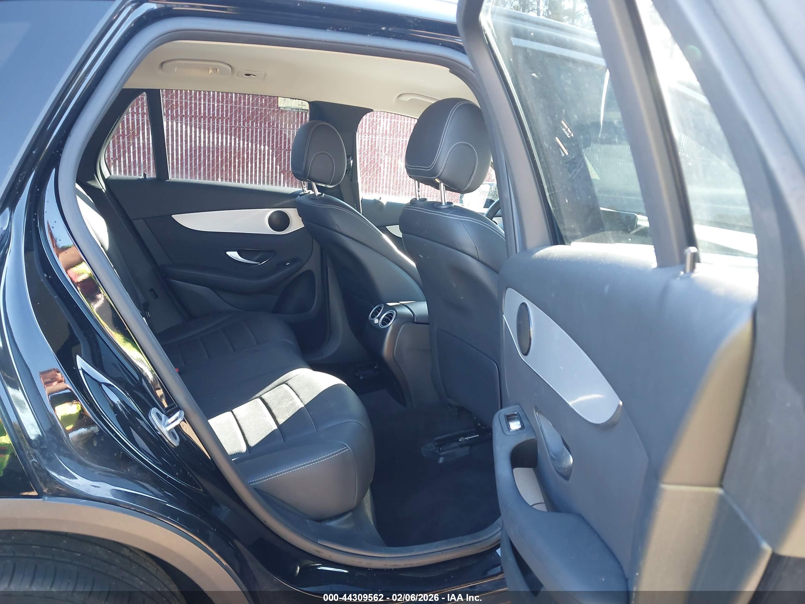 MERCEDES-BENZ GLC image 8