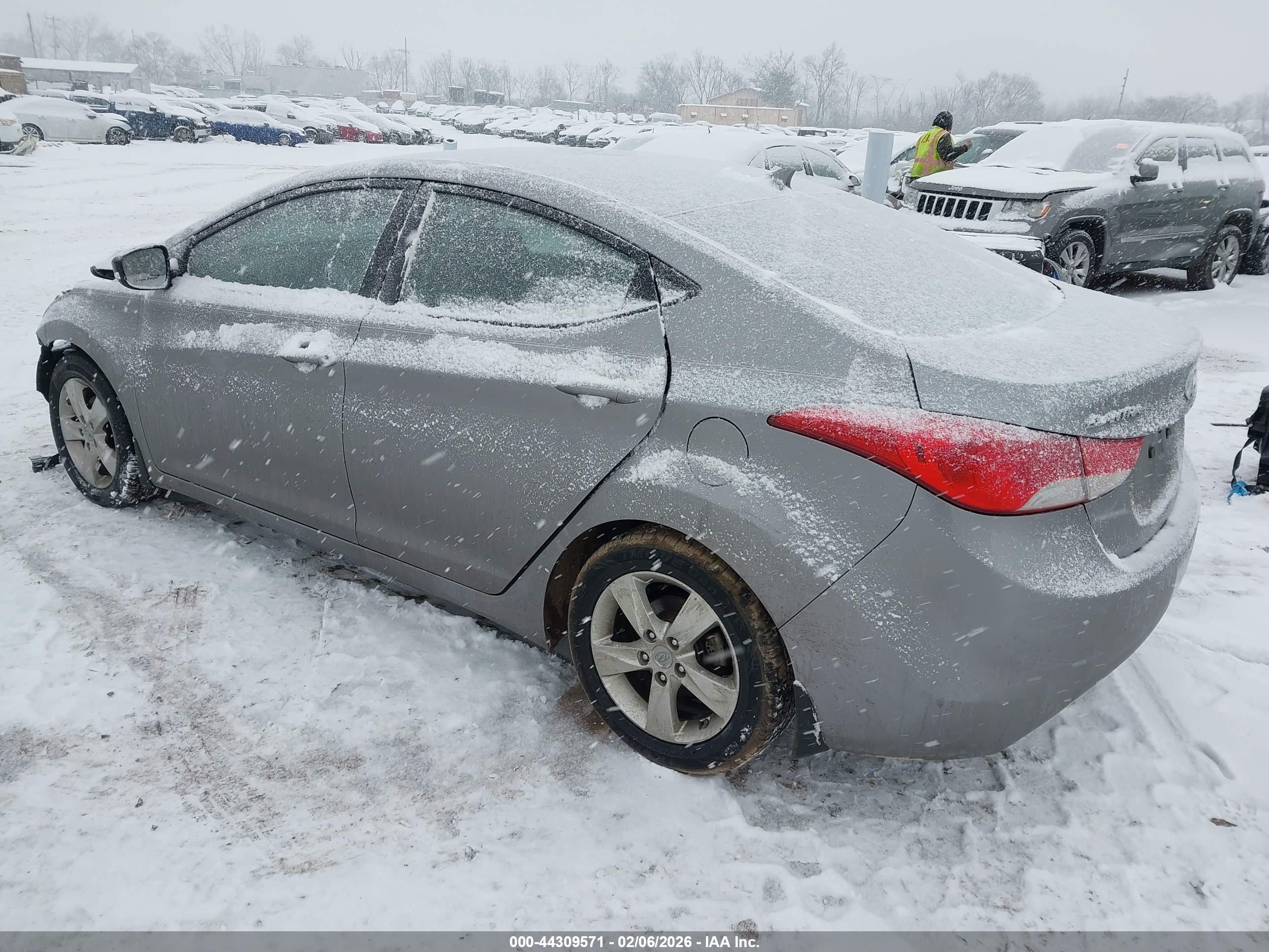 HYUNDAI ELANTRA image 3