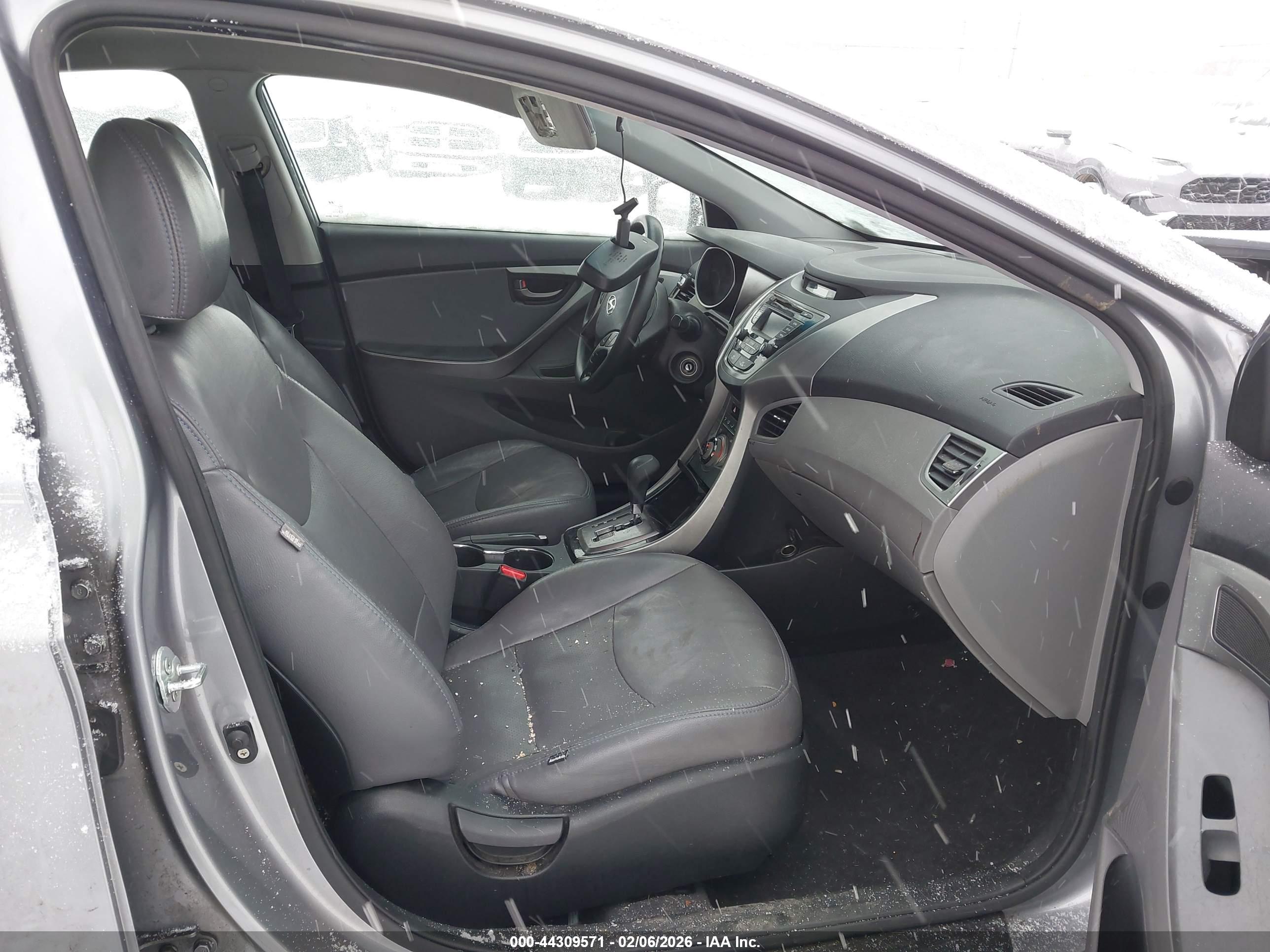 HYUNDAI ELANTRA image 5