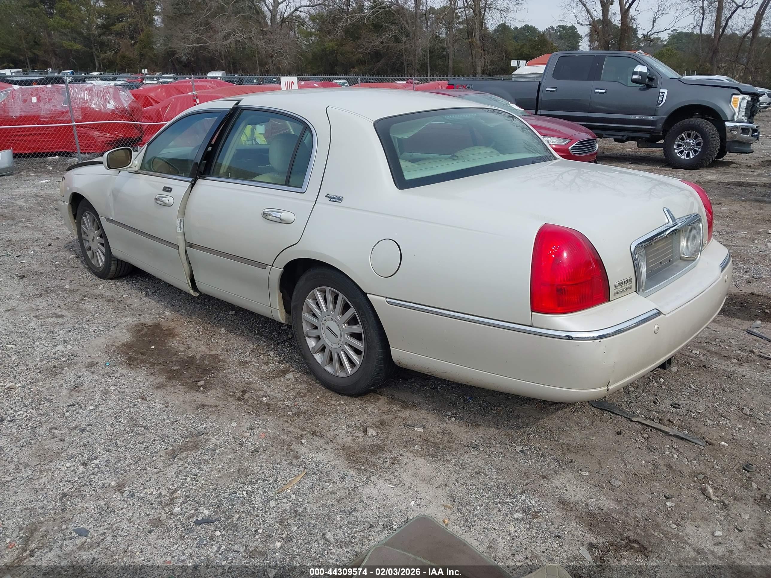 LINCOLN TOWN image 3