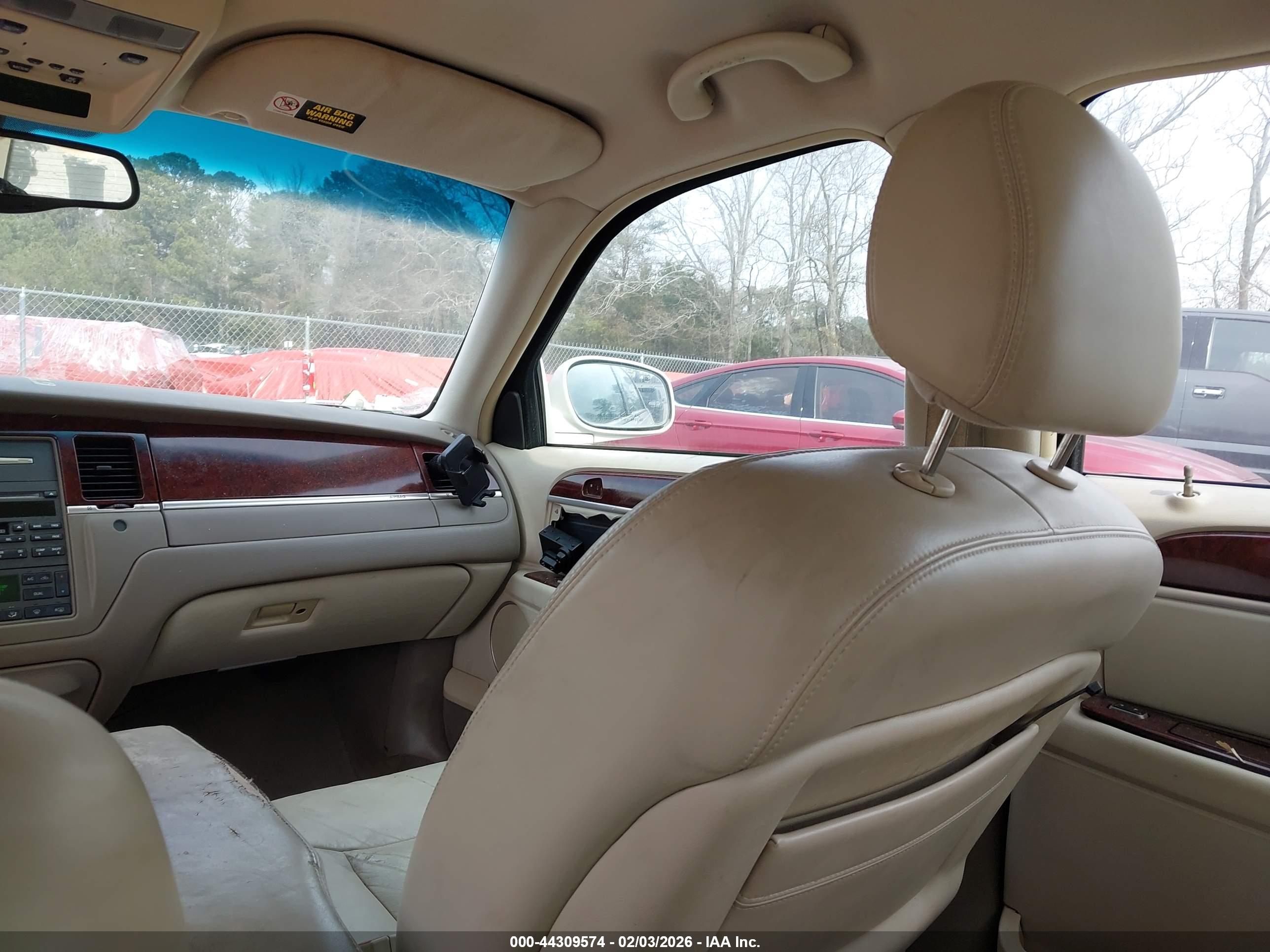 LINCOLN TOWN image 5
