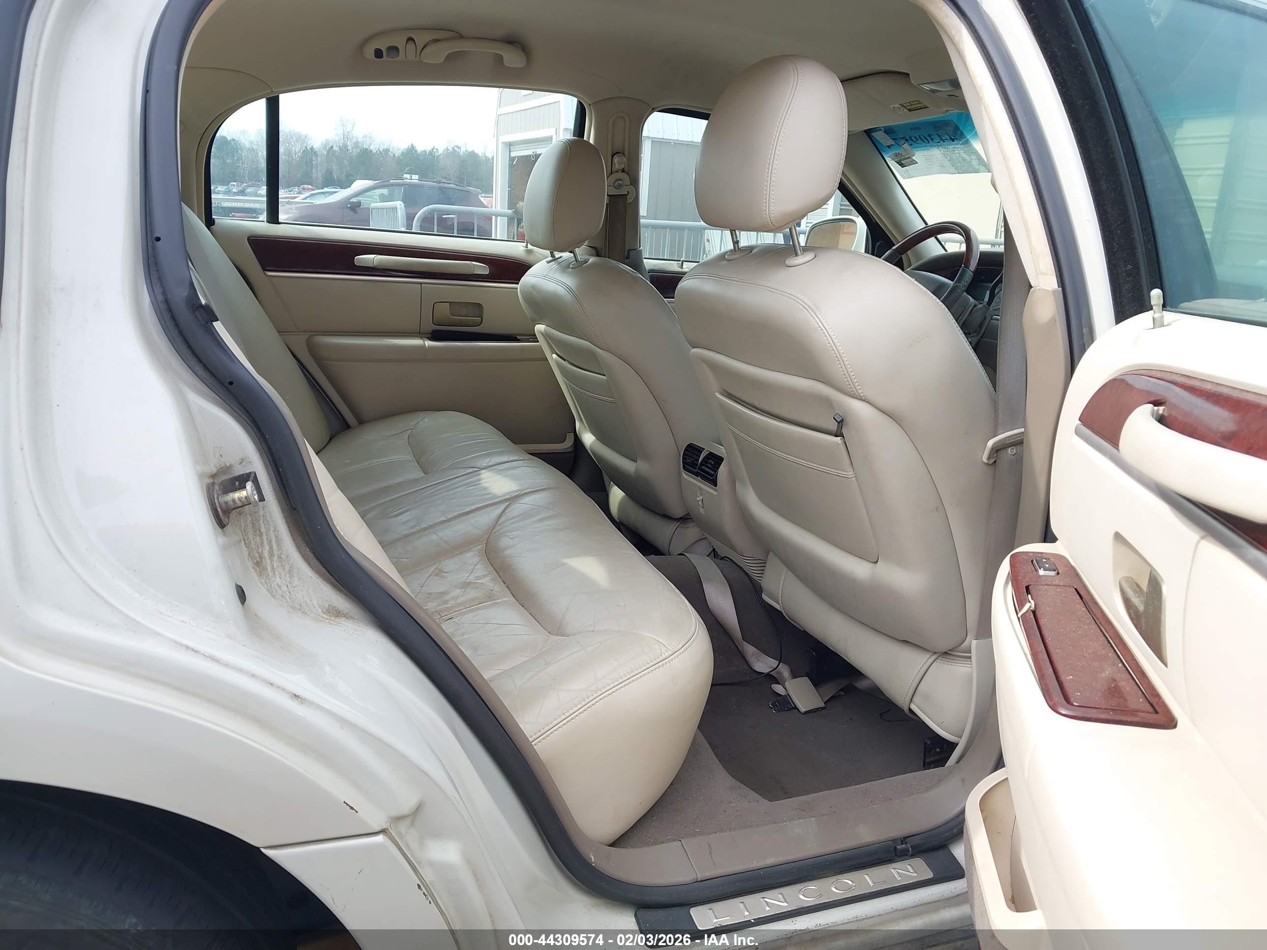 LINCOLN TOWN image 8
