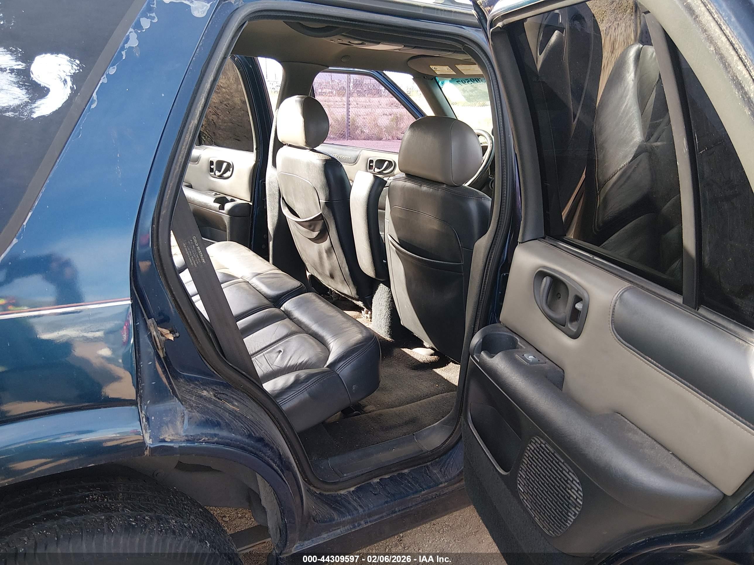CHEVROLET BLAZER image 8