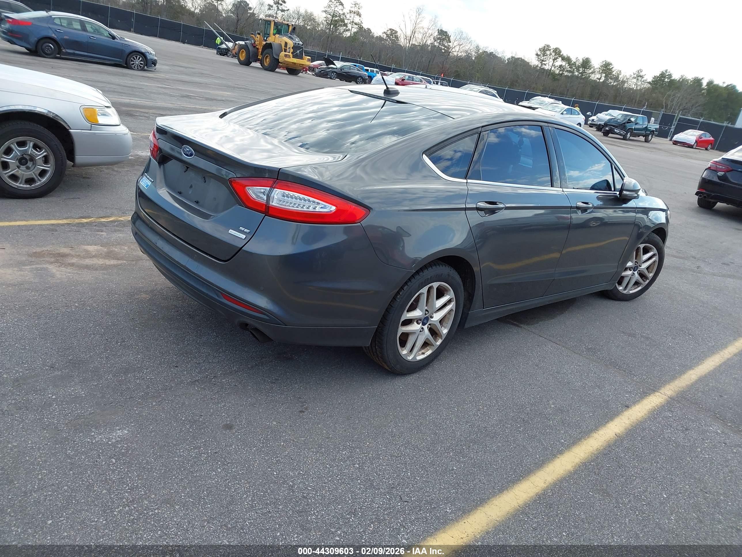 FORD FUSION image 4
