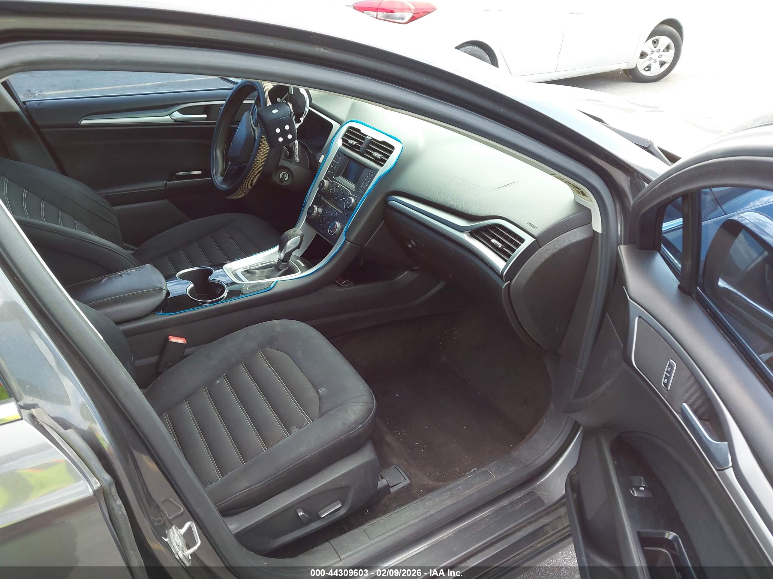 FORD FUSION image 5