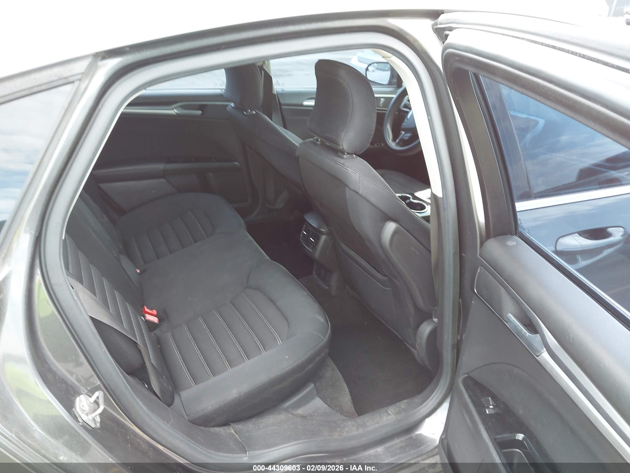 FORD FUSION image 8