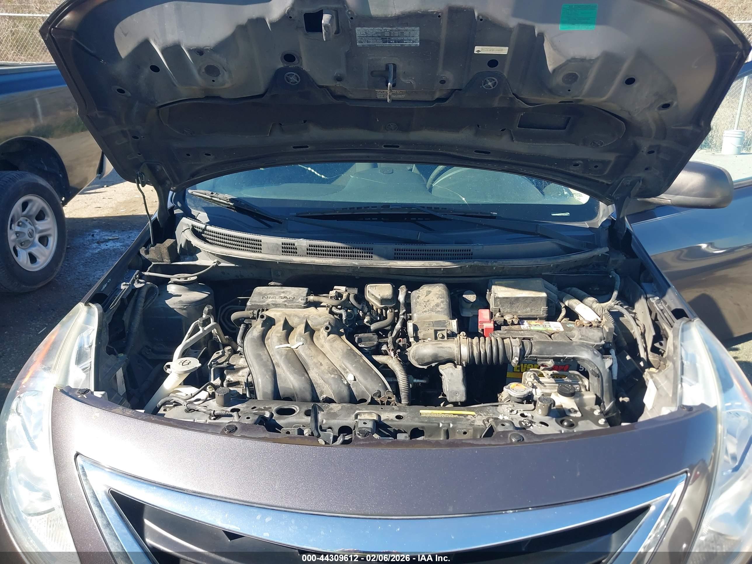 NISSAN VERSA image 10