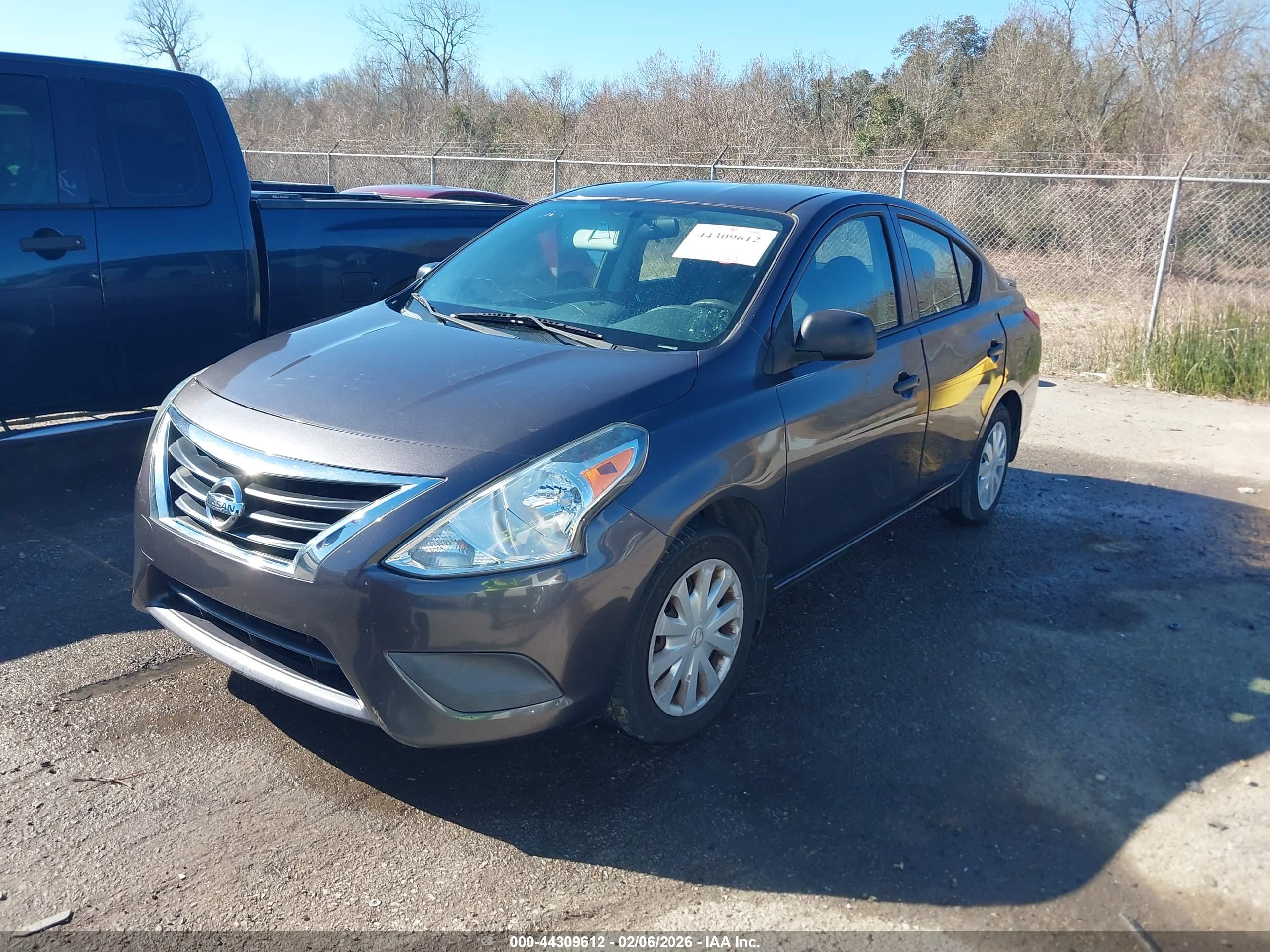 NISSAN VERSA image 2