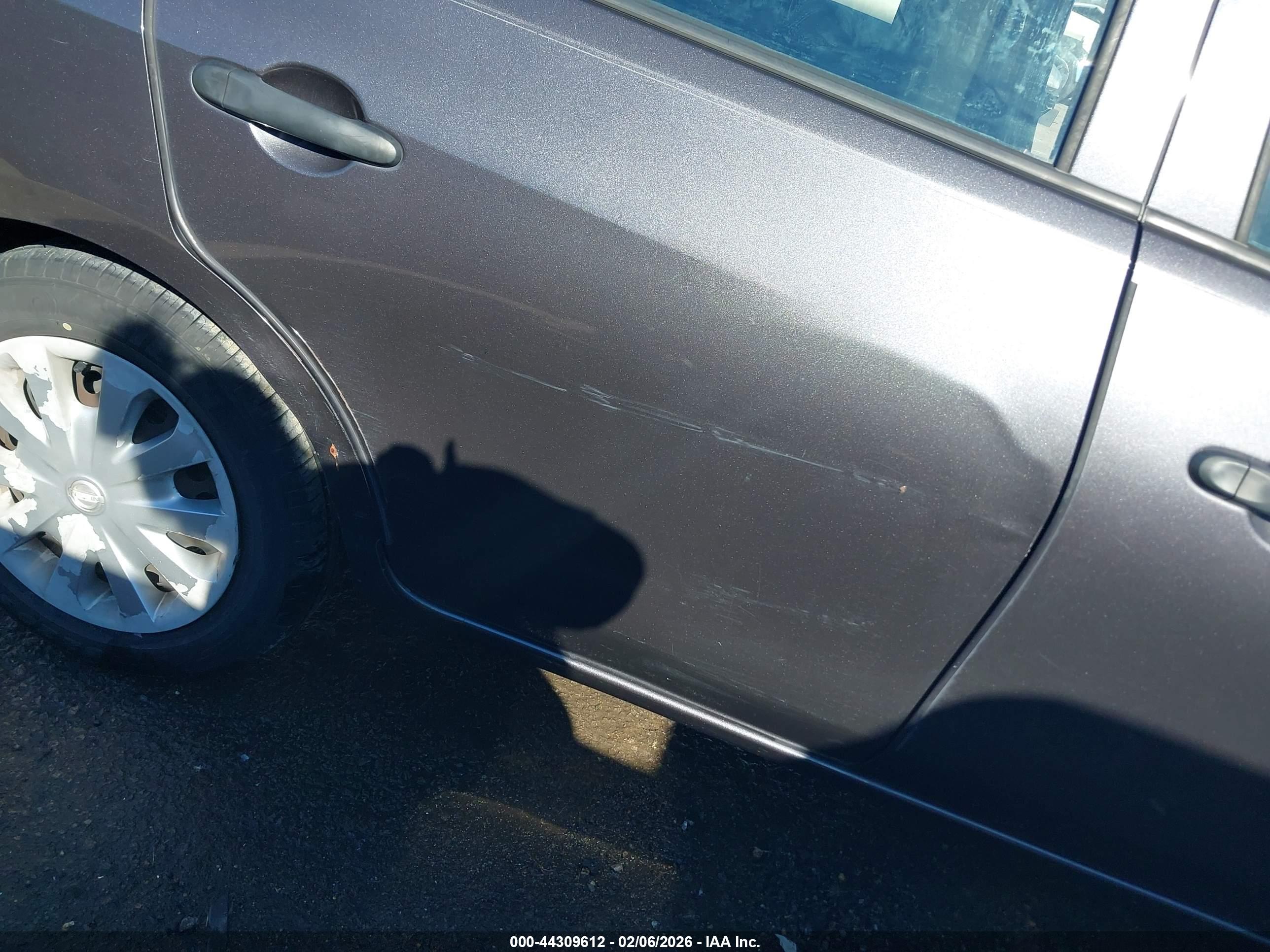 NISSAN VERSA image 6