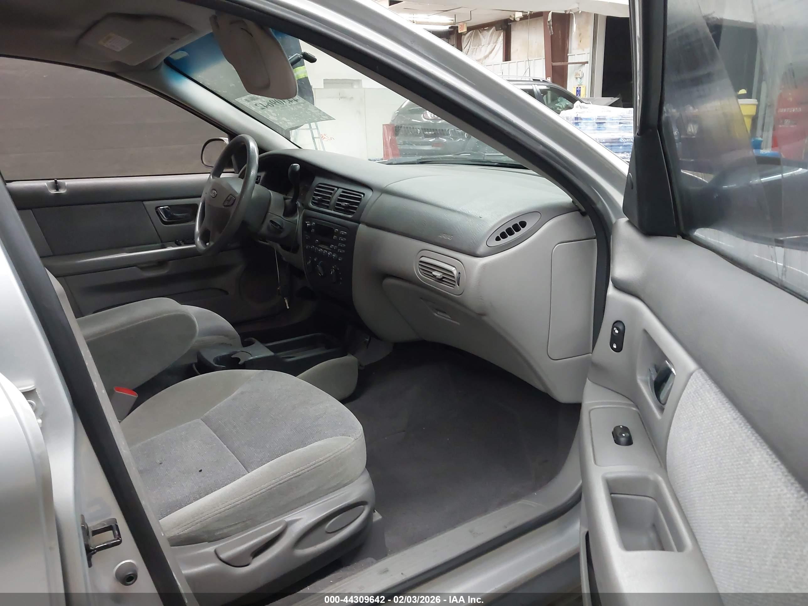 FORD TAURUS image 5