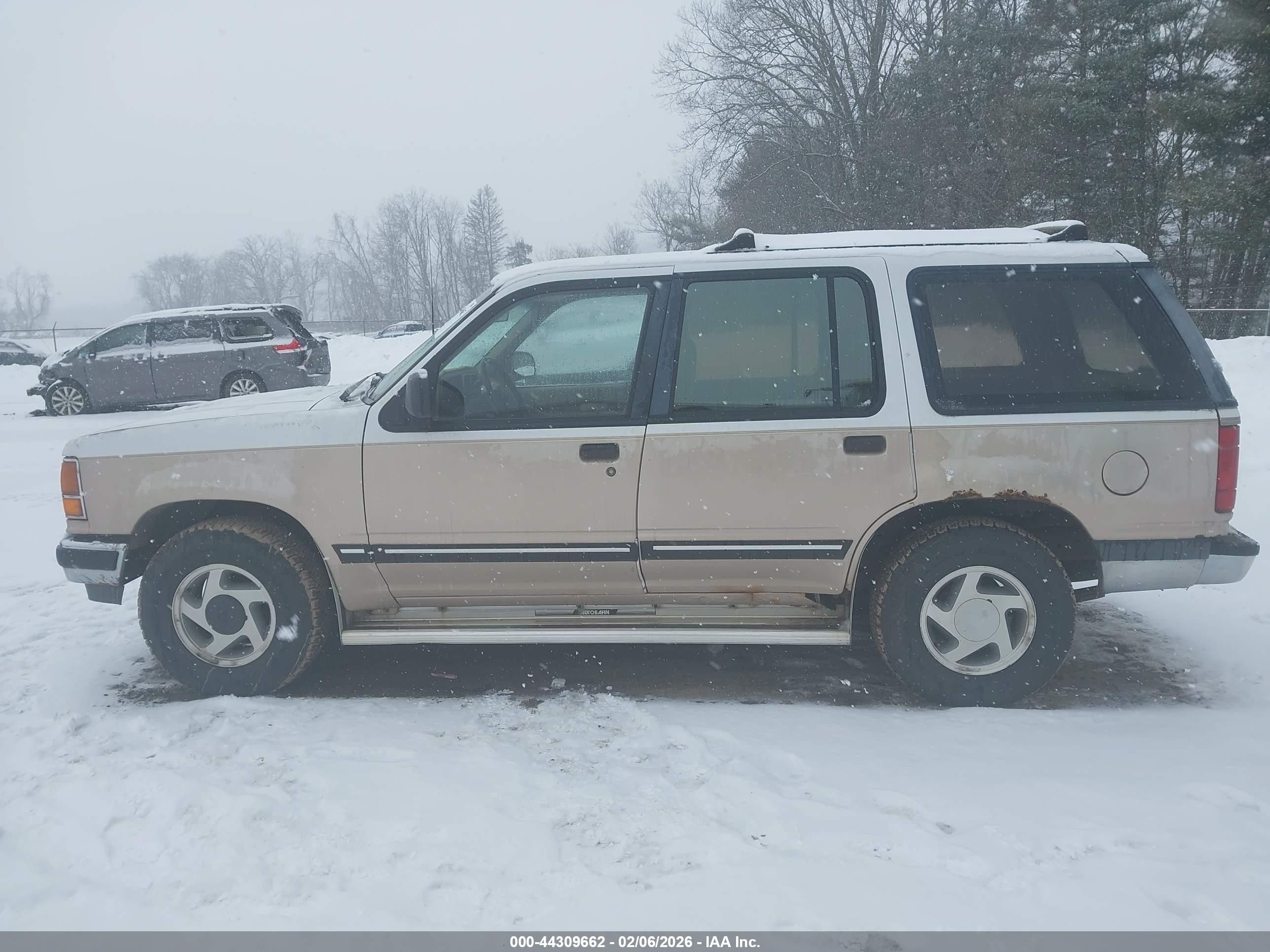 FORD EXPLORER image 6