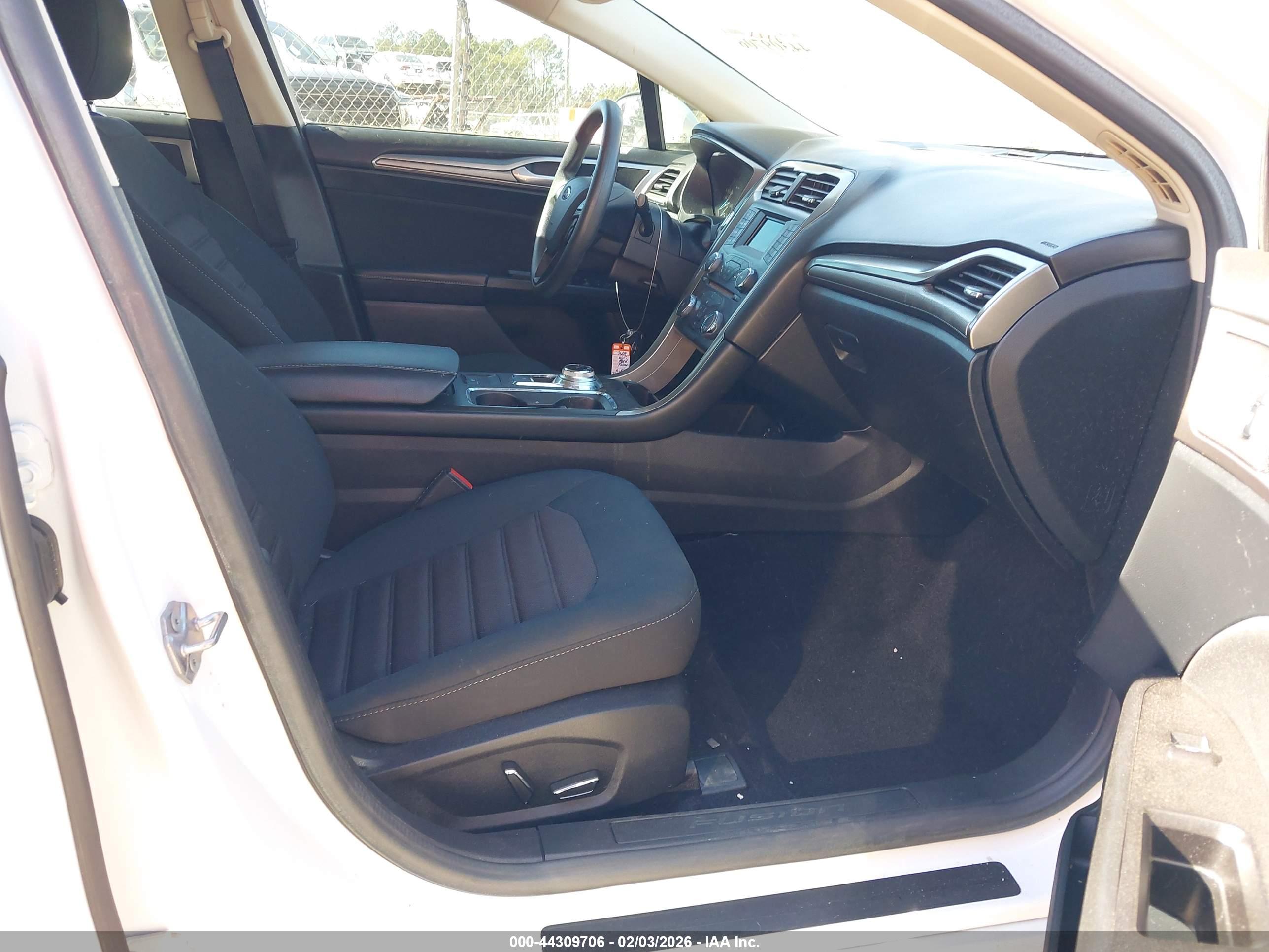 FORD FUSION image 5