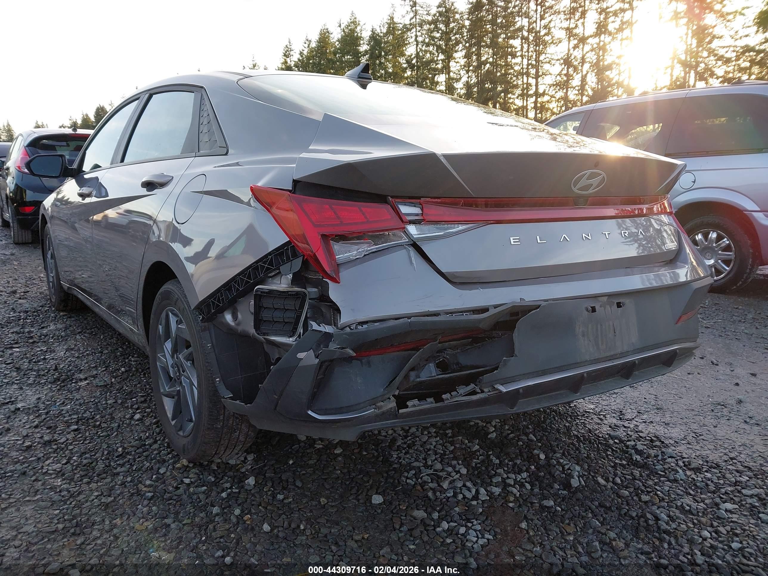 HYUNDAI ELANTRA image 6