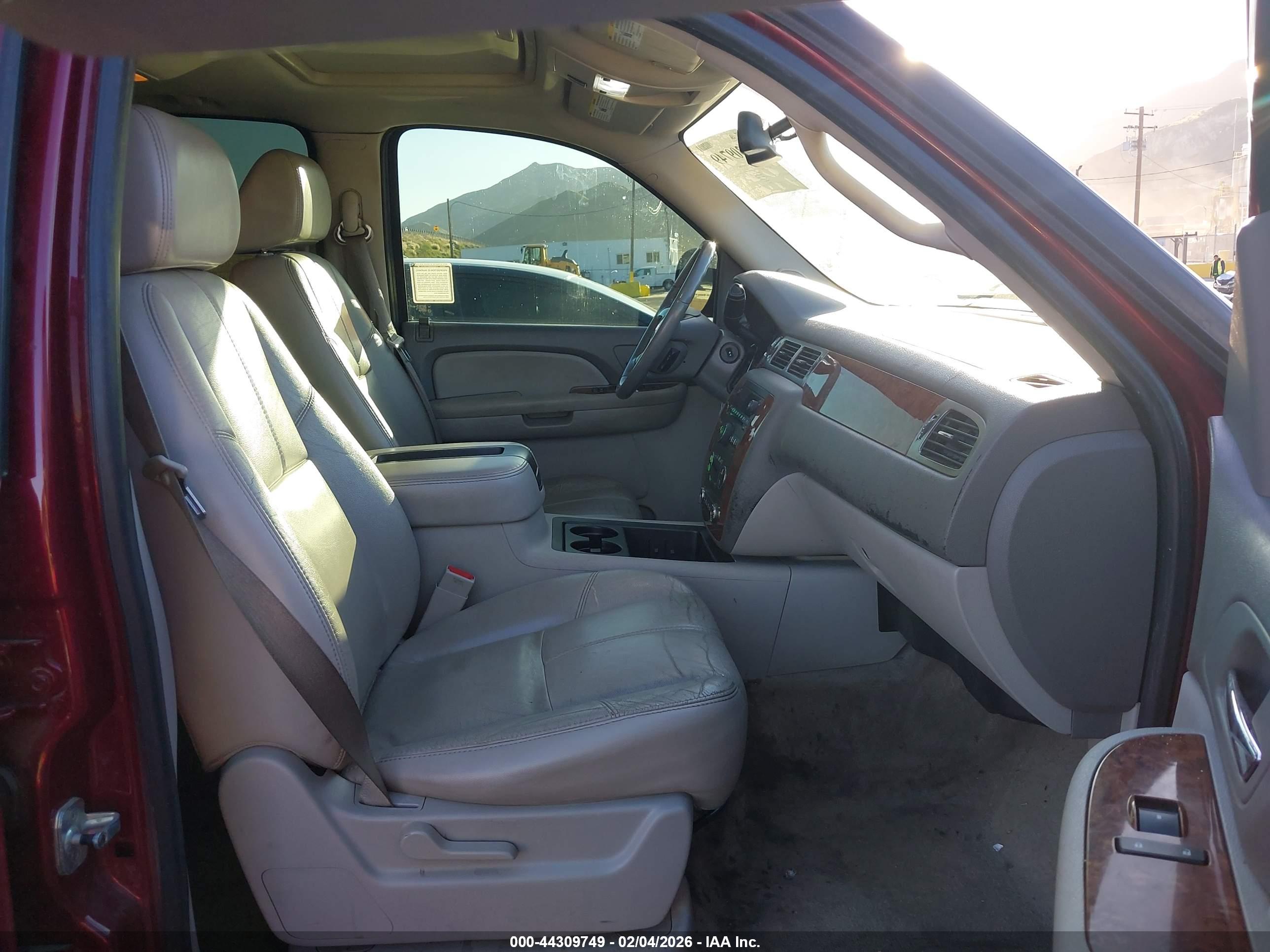 CHEVROLET SUBURBAN image 5