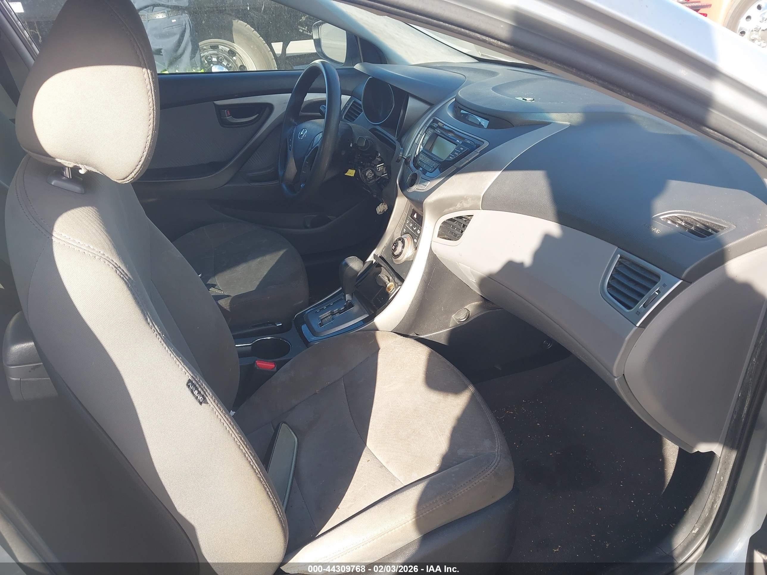 HYUNDAI ELANTRA image 5