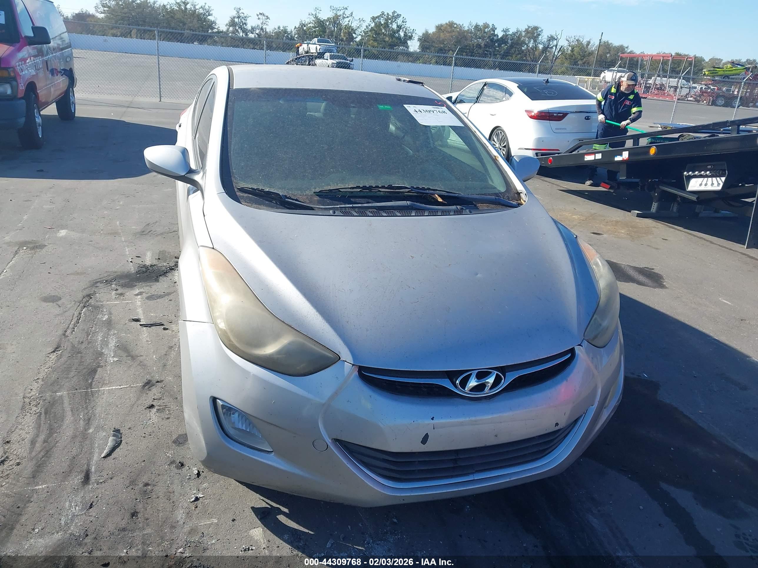 HYUNDAI ELANTRA image 6