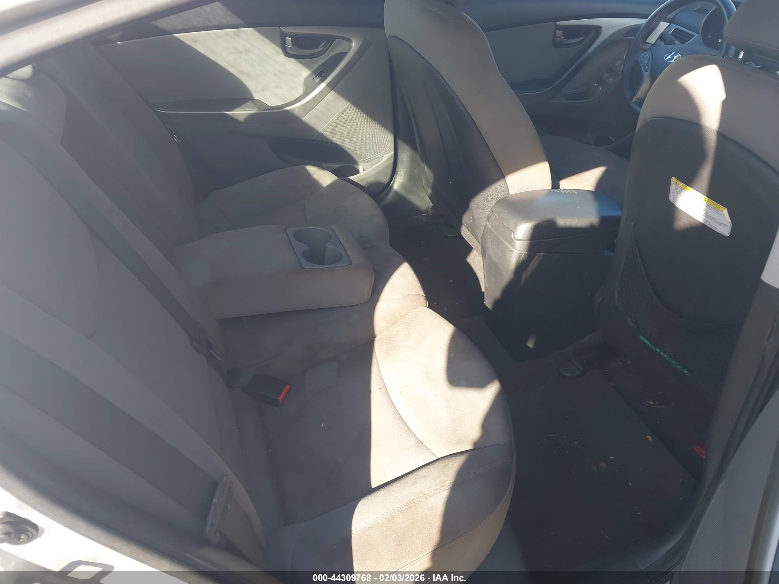 HYUNDAI ELANTRA image 8