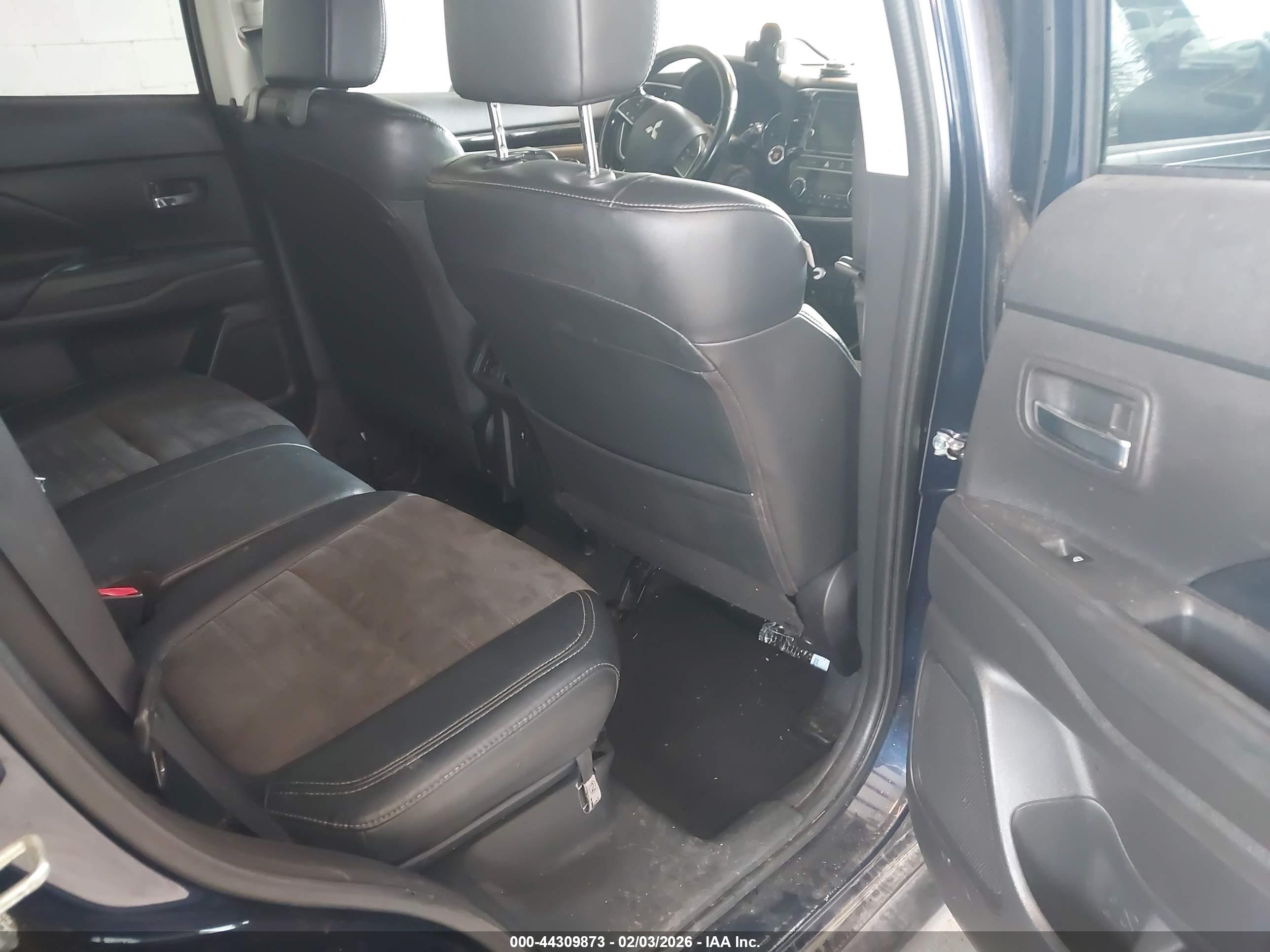 MITSUBISHI OUTLANDER image 8
