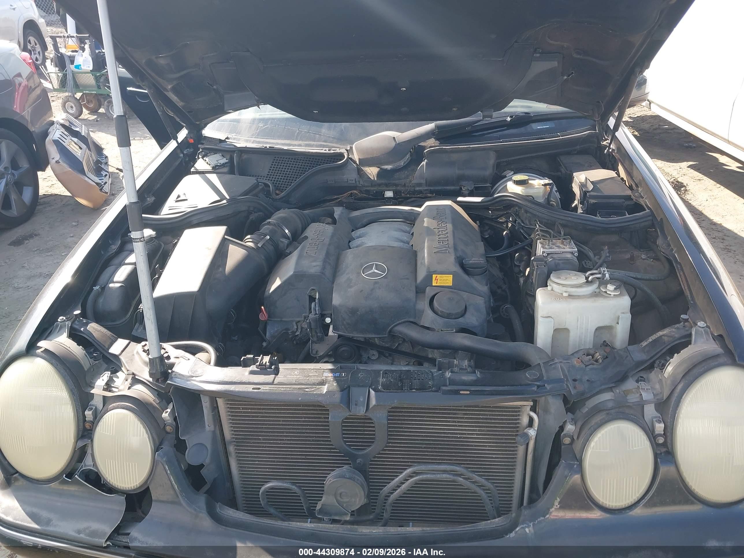 MERCEDES-BENZ E image 10