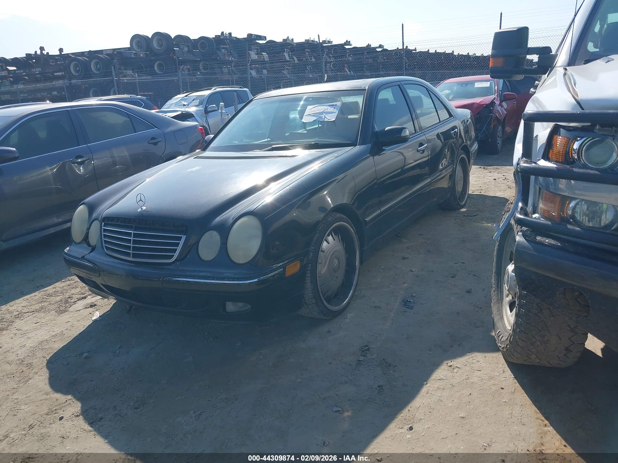 MERCEDES-BENZ E image 2