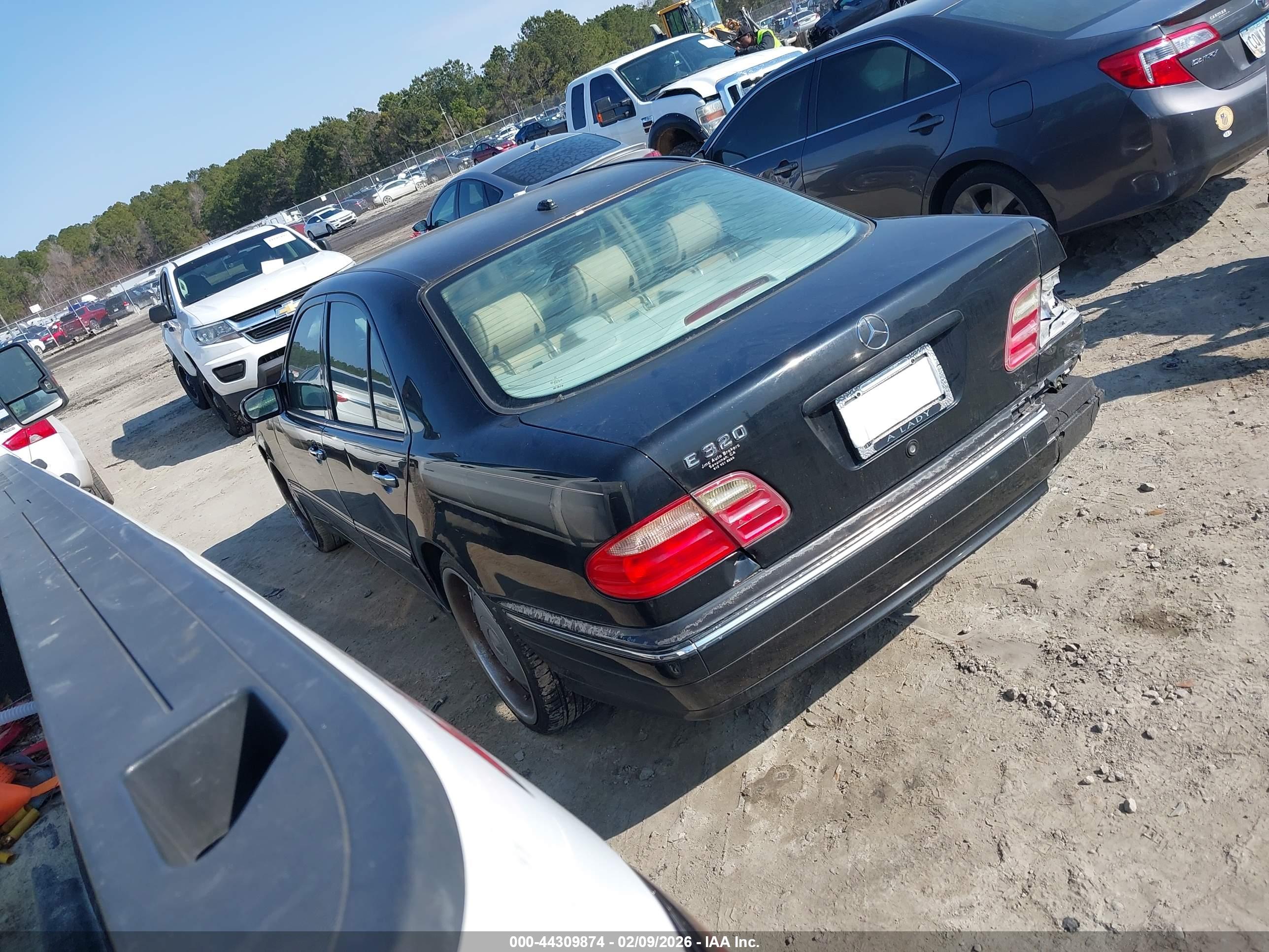 MERCEDES-BENZ E image 3