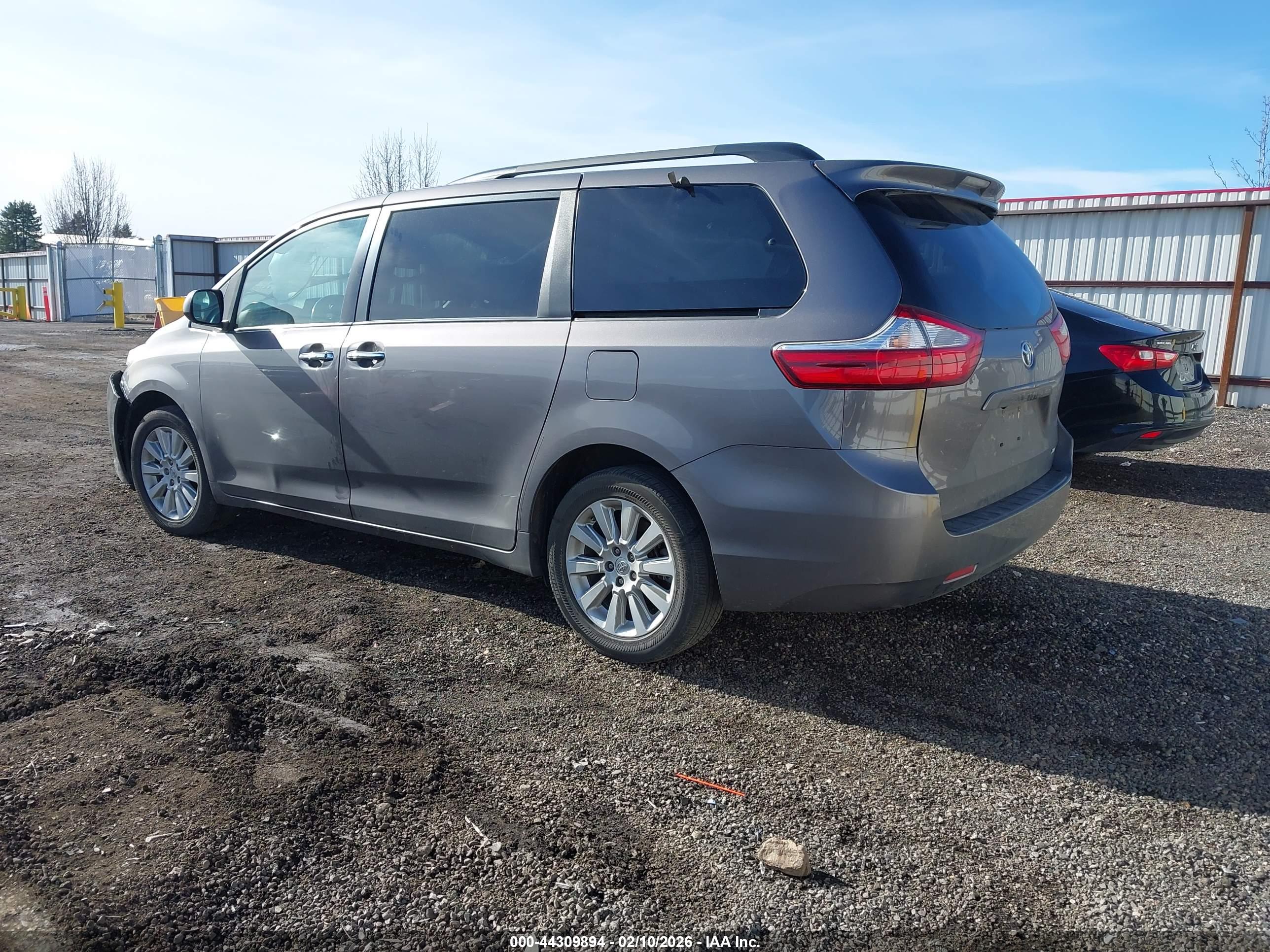TOYOTA SIENNA image 3