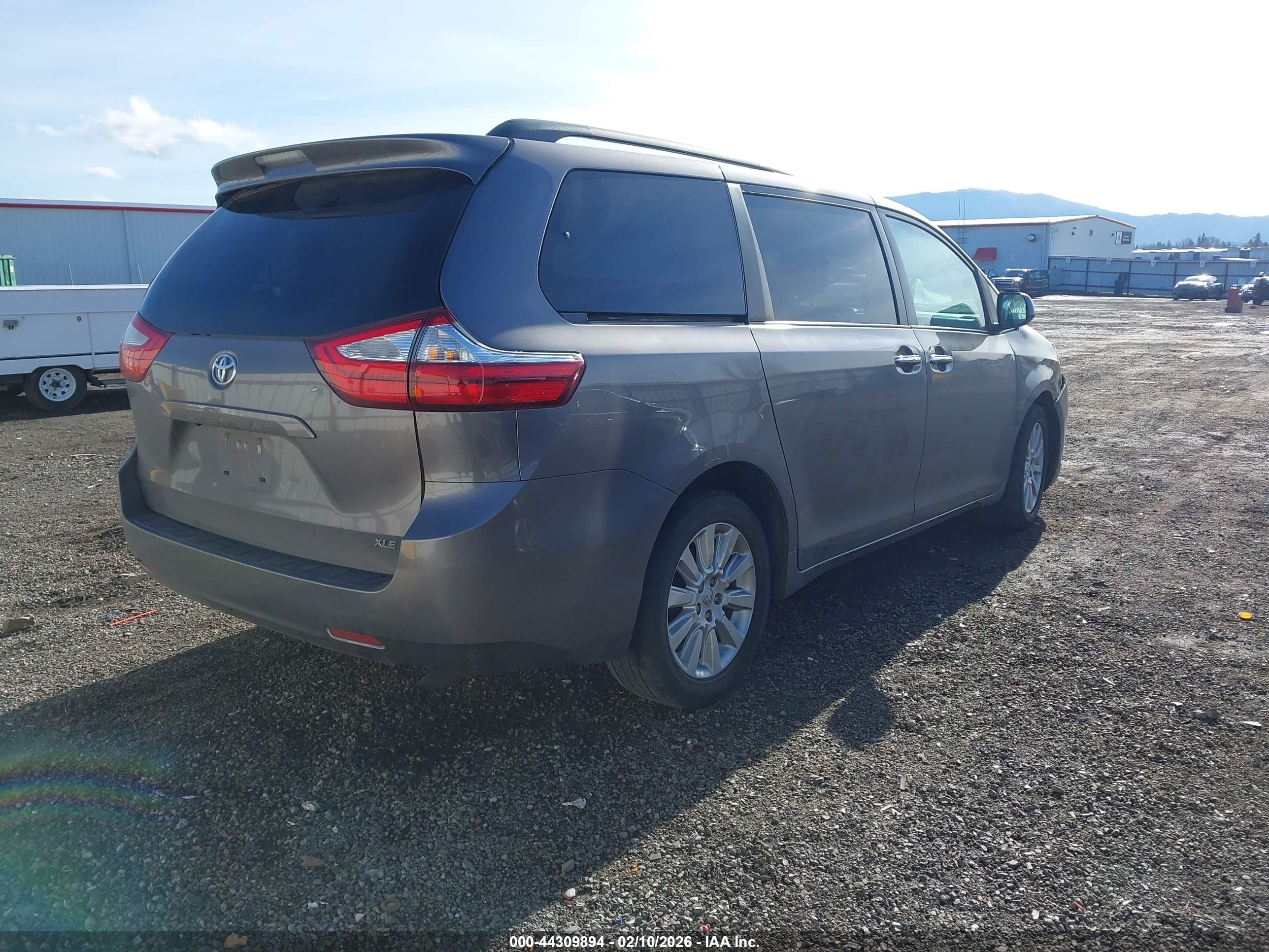TOYOTA SIENNA image 4