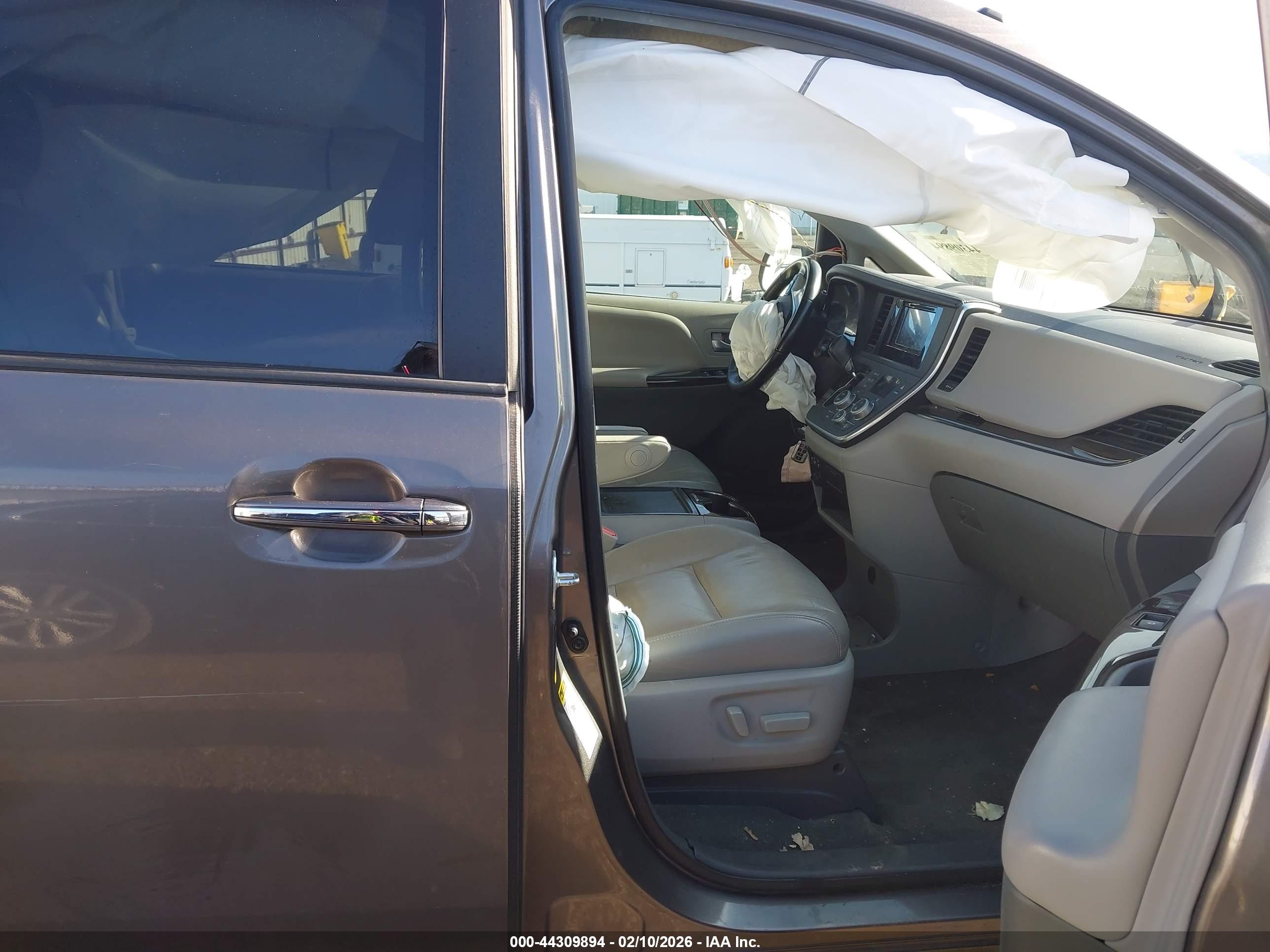 TOYOTA SIENNA image 5