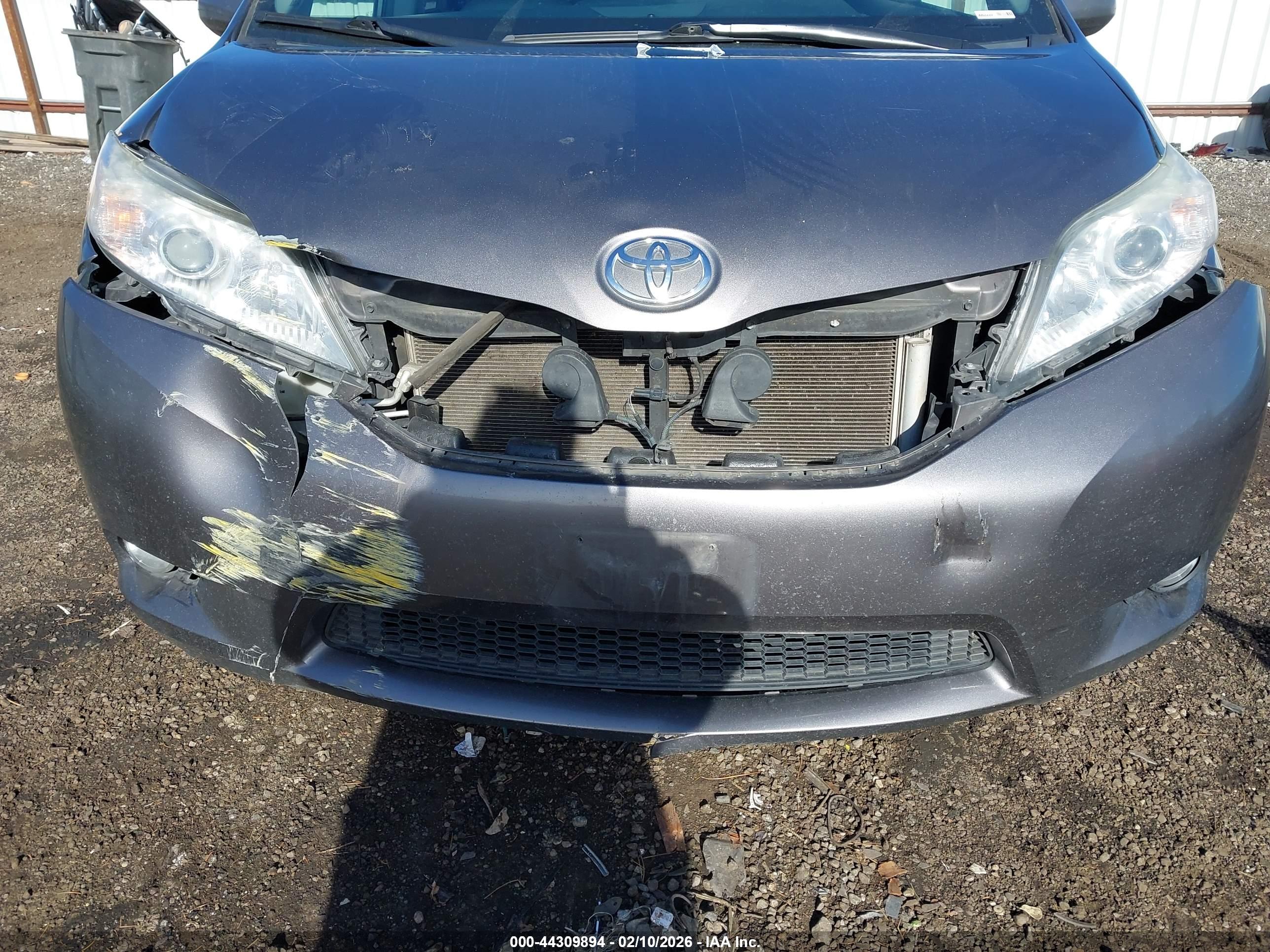 TOYOTA SIENNA image 6