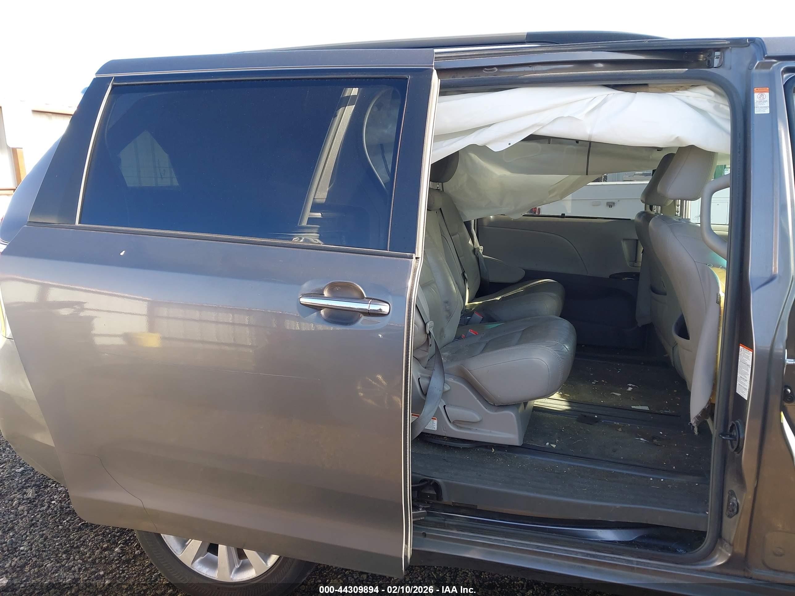 TOYOTA SIENNA image 8