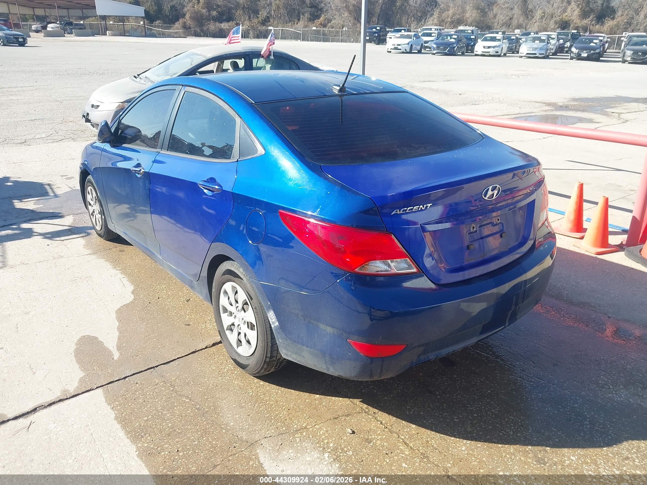 HYUNDAI ACCENT image 3