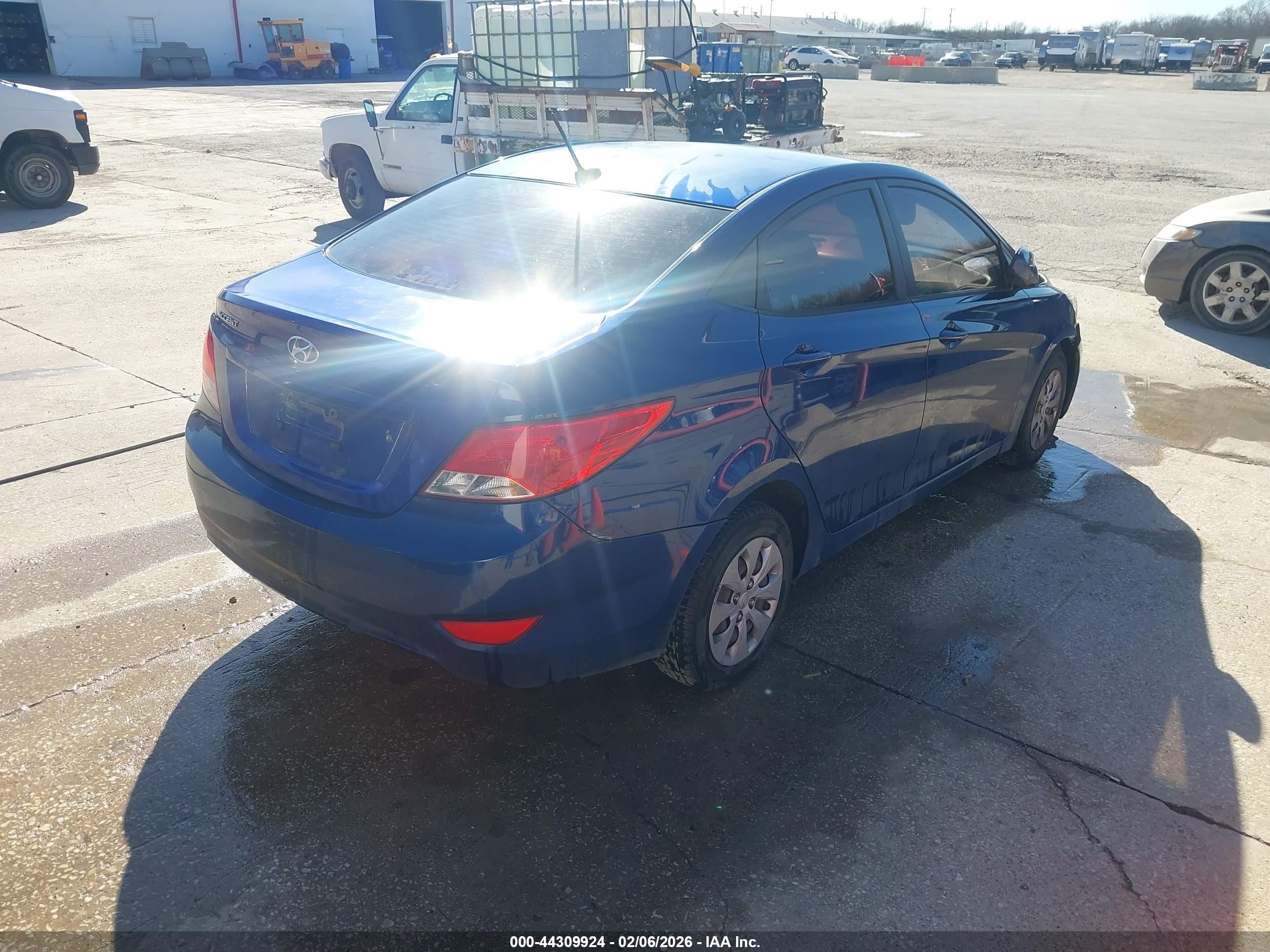 HYUNDAI ACCENT image 4