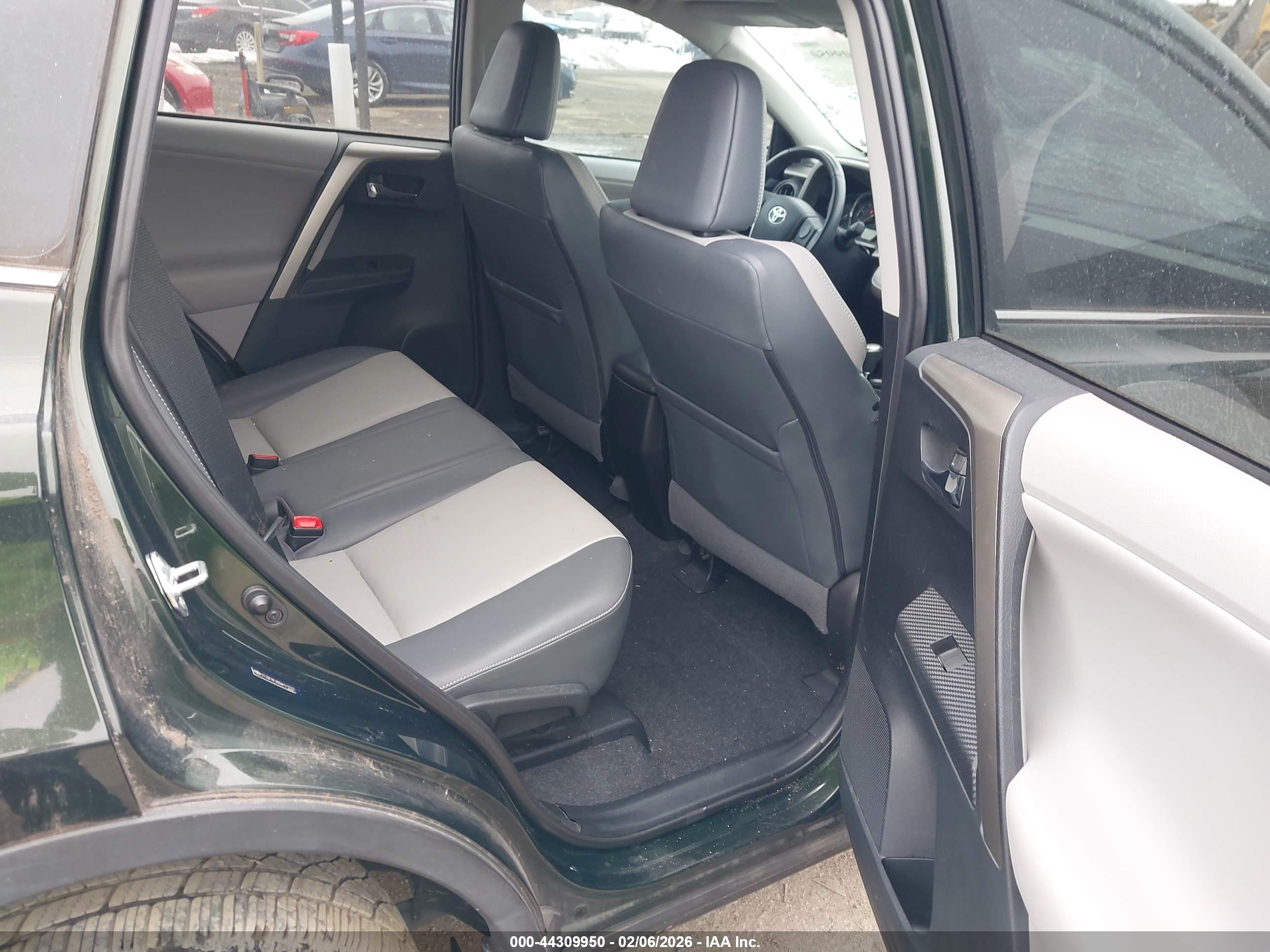 TOYOTA RAV4 image 8