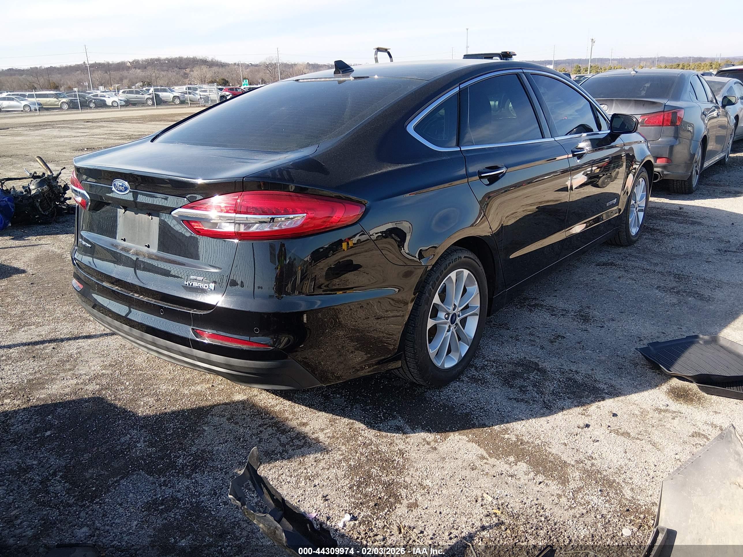 FORD FUSION image 4